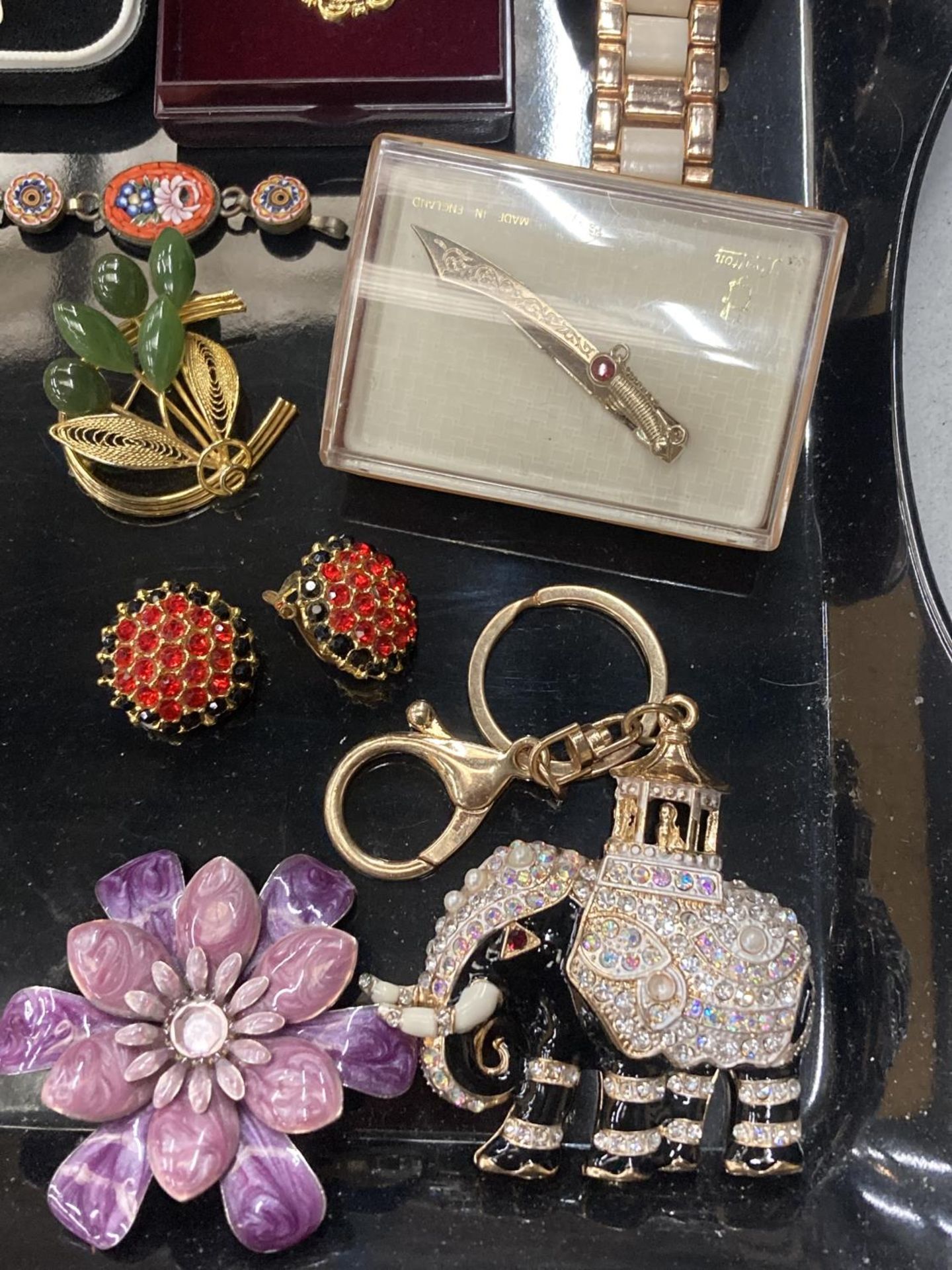 A QUANTITY OF COSTUME JEWELLERY TO INCLUDE A MICRO MOSAIC BRACELET, BOXED CUFFLINKS, BOXED BANGLE, - Image 2 of 3