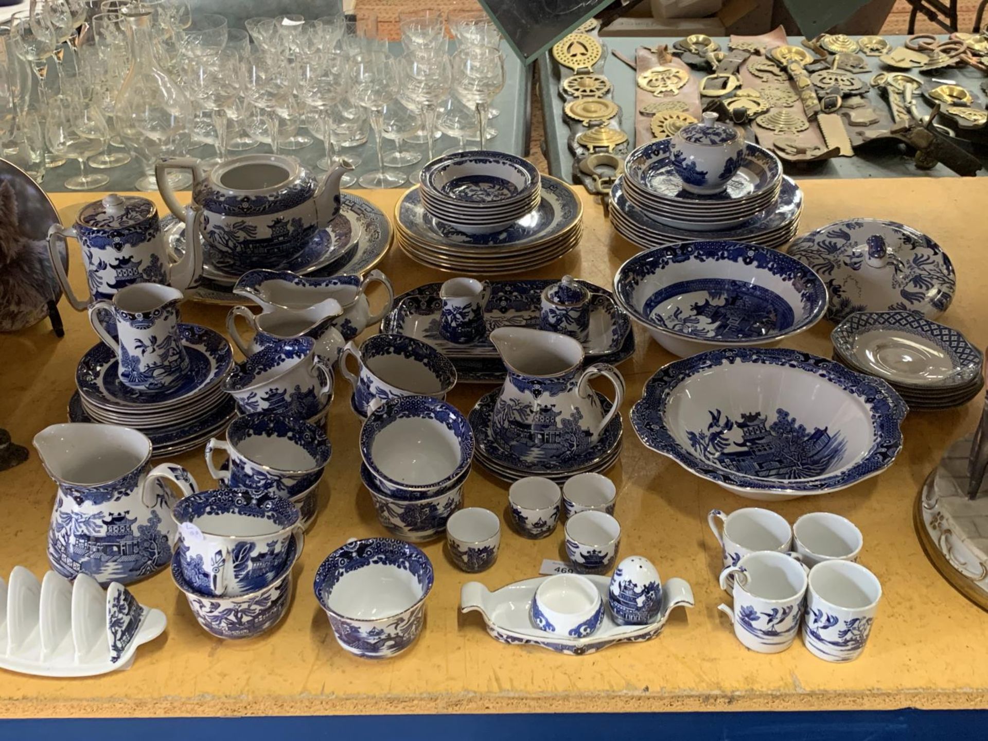 A LARGE PART BURLEIGHWARE 'WILLOW PATTERN' DINNER SERVICE TO INCLUDE VARIOUS SIZES OF PLATES, BOWLS,