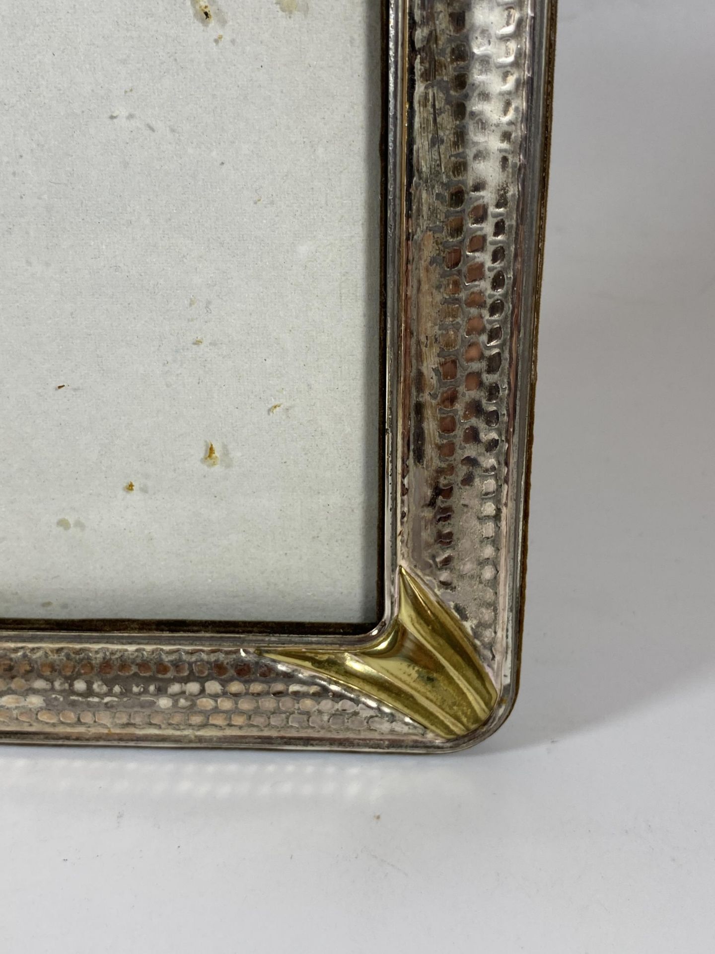 A VINTAGE HAMMERED WHITE METAL PHOTO FRAME, POSSIBLY SILVER BUT UNMARKED, 22 X 17CM - Image 3 of 6