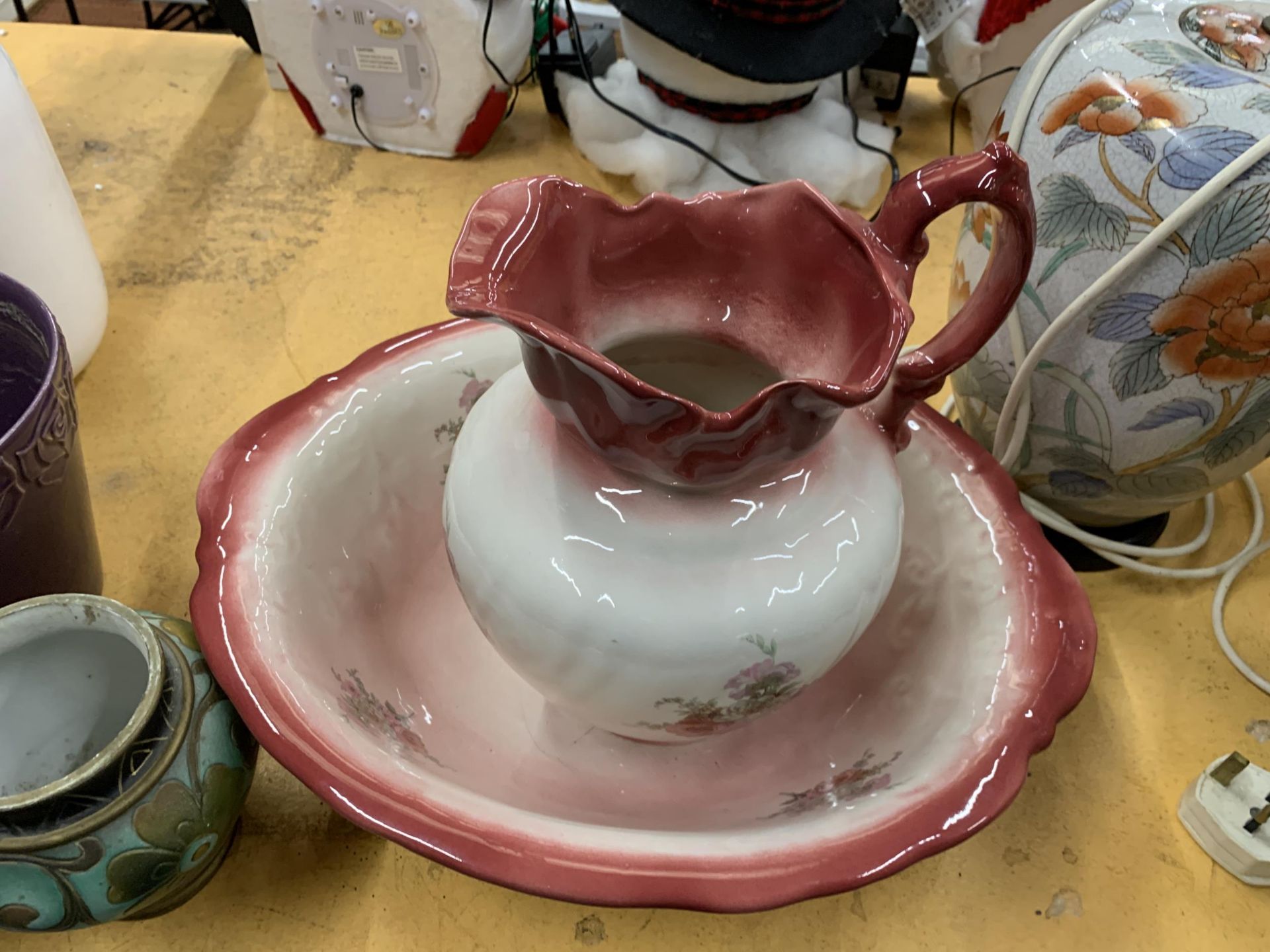 A VINTAGE EMPRESS IRONSTONE WASHBOWL AND JUG WITH ROSE DECORATION - Image 2 of 4