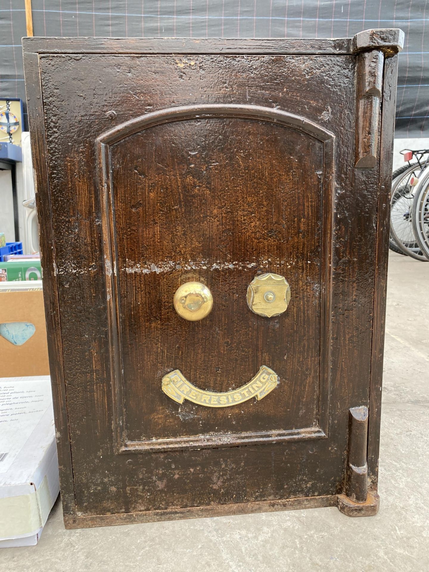 A VINTAGE HEAVY CAST IRON FIRE SAFE WITH BRASS FITTINGS (UNLOCKED BUT NO KEY PRESENT) - Bild 2 aus 10