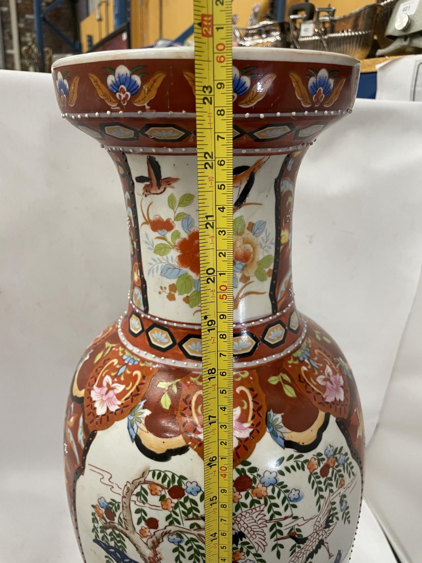A LARGE ORIENTAL FLOOR VASE WITH HERON DESIGN, HEIGHT 60CM - Image 4 of 4