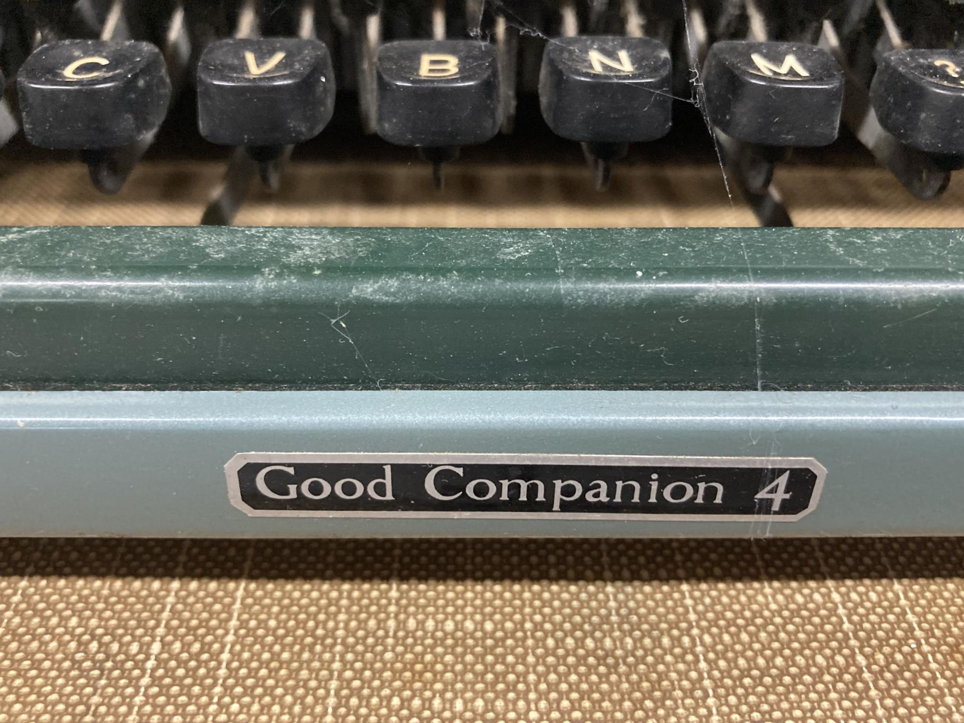 A VINTAGE IMPERIAL 'GOOD COMPANION' TYPEWRITER - Image 2 of 4