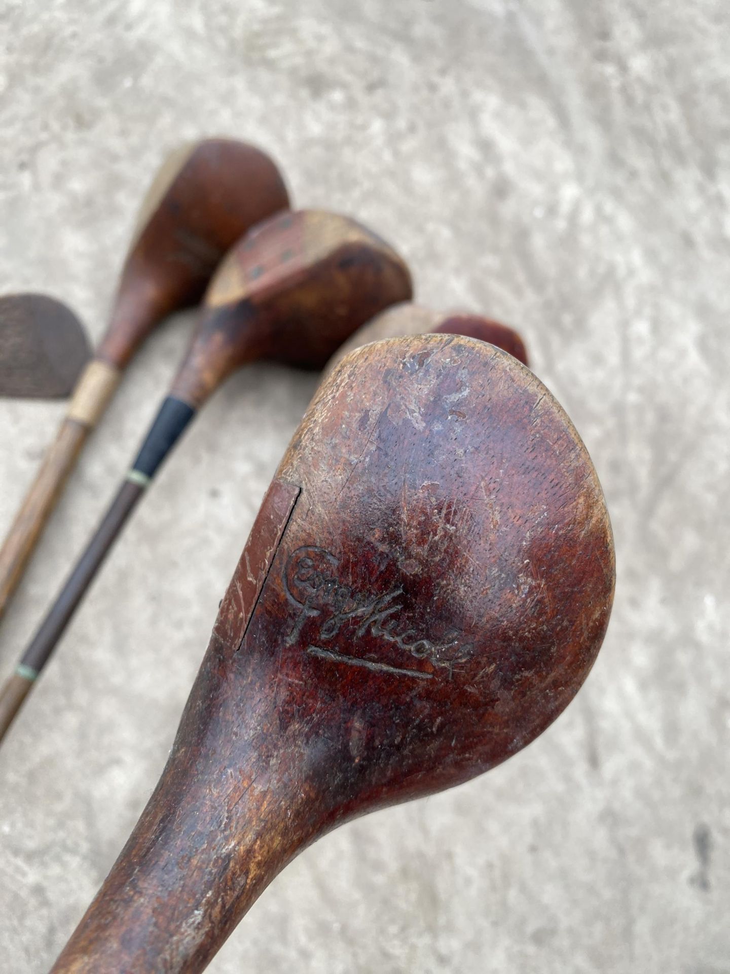 AN ASSORTMENT OF VINTAGE CANE AND METAL GOLF CLUBS TO INCLUDE GEORGE NICOLL, CANN AND TAYLOR AND C. - Image 6 of 15