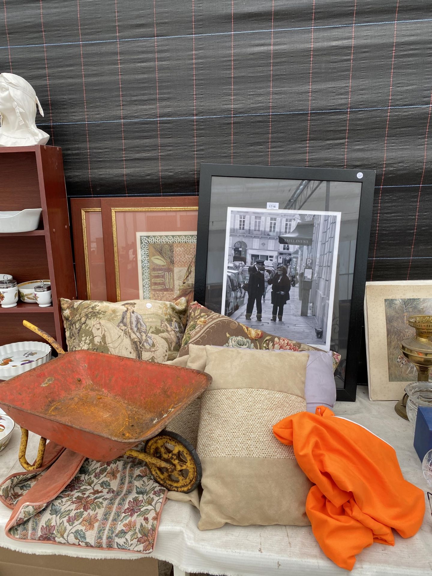 AN ASSORTMENT OF ITEMS TO INCLUDE CUSHIONS AND FRAMED PRINTS