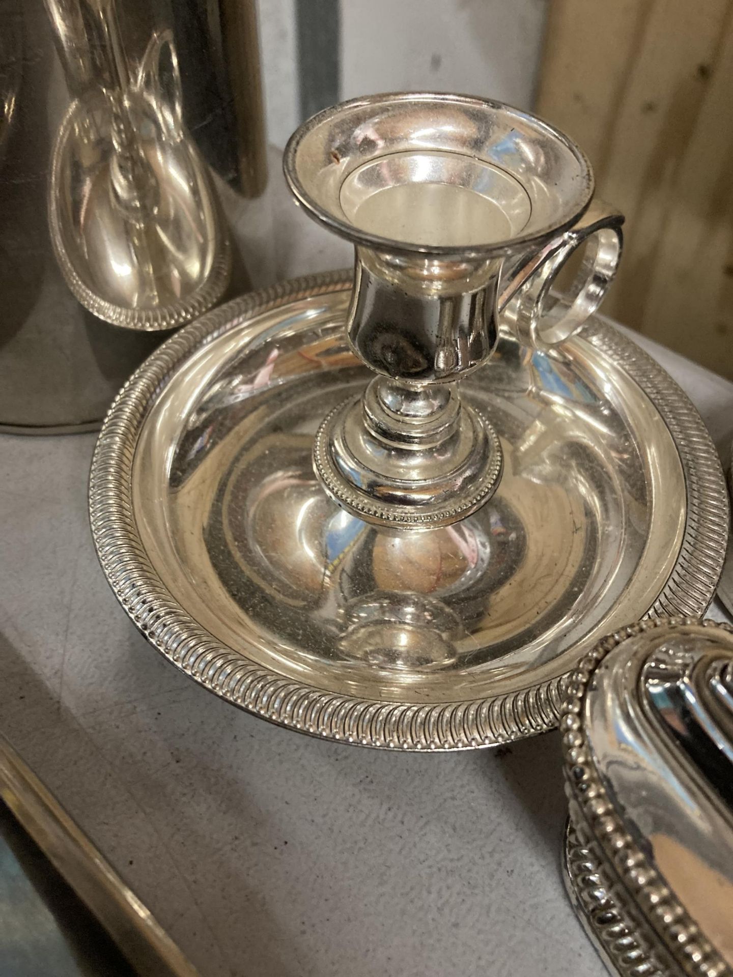 A LARGE LOT OF SILVER PLATED ITEMS, DRINKS AND SERVING TRAYS ETC - Image 4 of 6