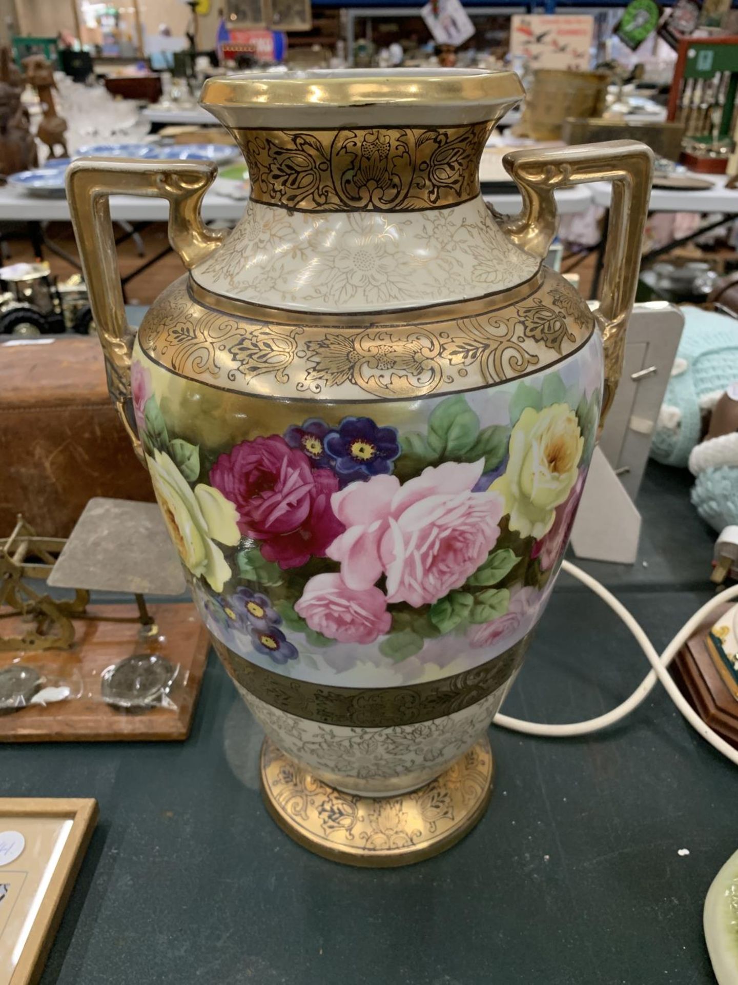 A LARGE NORITAKE VASE WITH GILT AND FLORAL DESIGN, HEIGHT 34CM - A/F CHIP TO RIM - Image 4 of 5