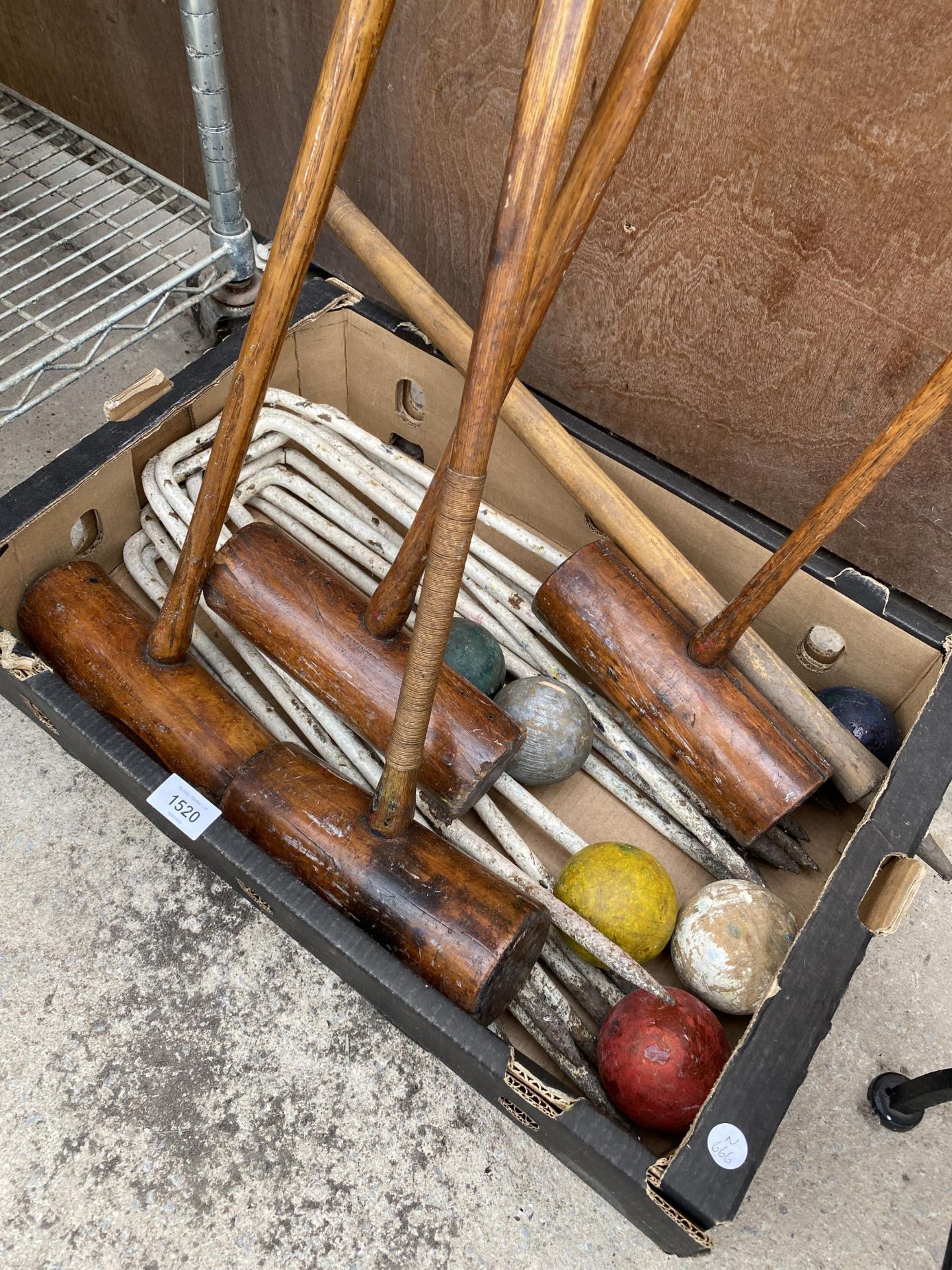 A VINTAGE JACQUES OF LONDON CROQUET SET COMPLETE WITH FOUR MALLETS, BALLS AND HOOPS ETC - Bild 2 aus 4