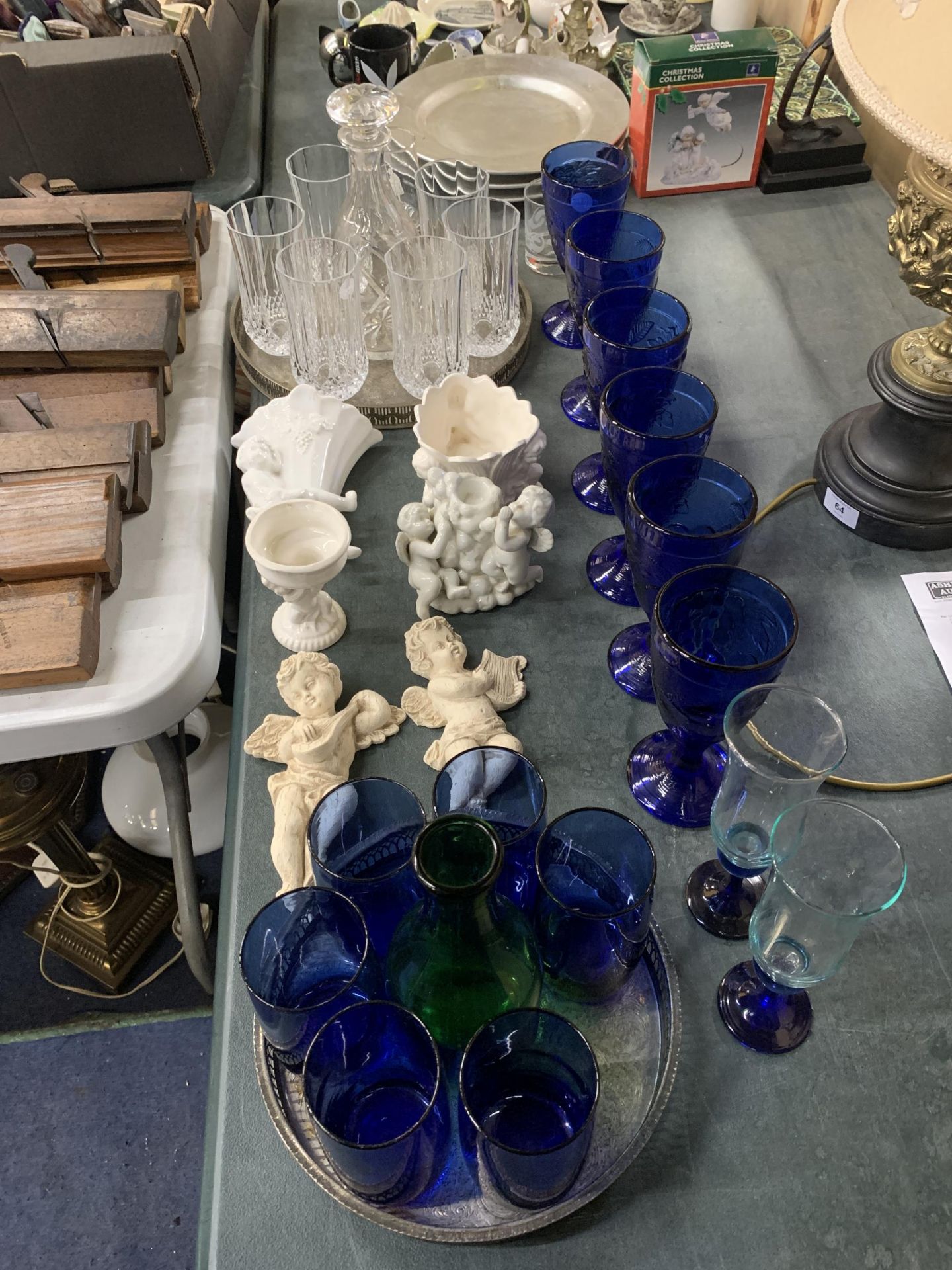 A MIXED LOT TO INCLUDE SILVER PLATED TRAYS, BLUE GLASS GOBLETS, TUMBLERS AND CHAMPAGNE FLUTES, A