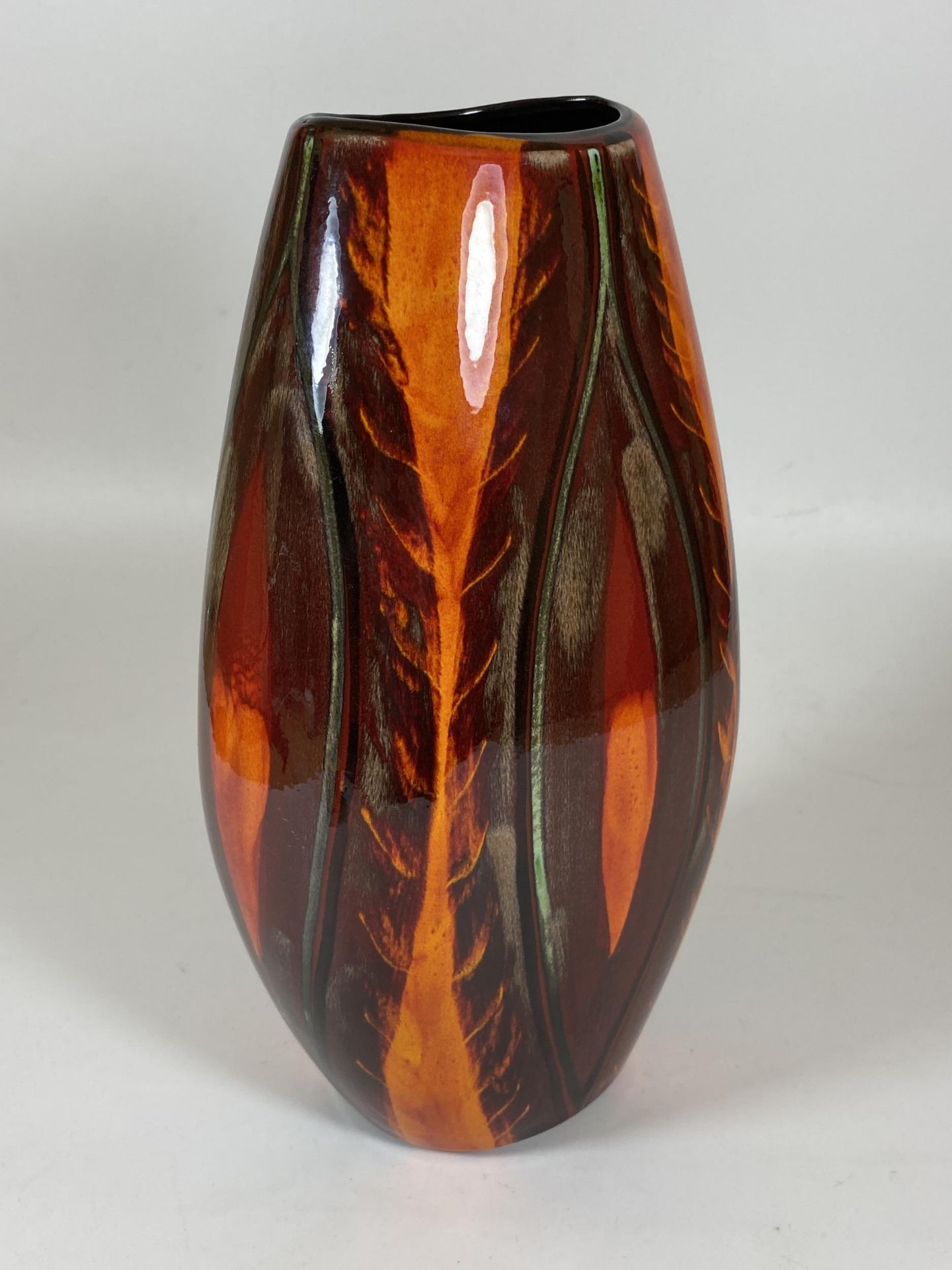 A POOLE POTTERY ORANGE DELPHIS STYLE VASE, HEIGHT 25.5CM - Image 3 of 5