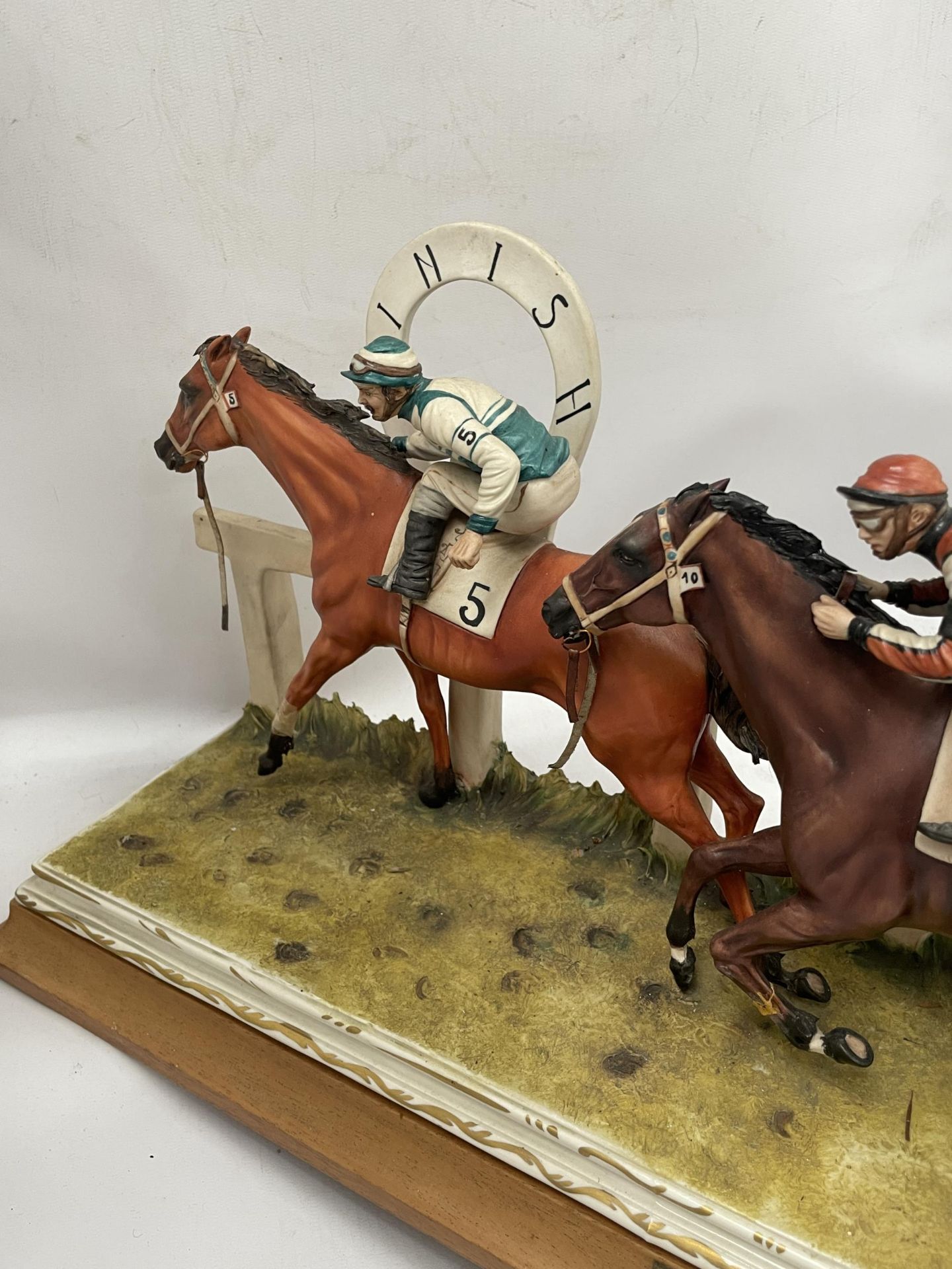 A LARGE LIMITED EDITION CAPODIMONTE CAVALLI IN CORSA HORSE RACING TABLEAU FIGURE BY MAZIANI, - Image 2 of 7