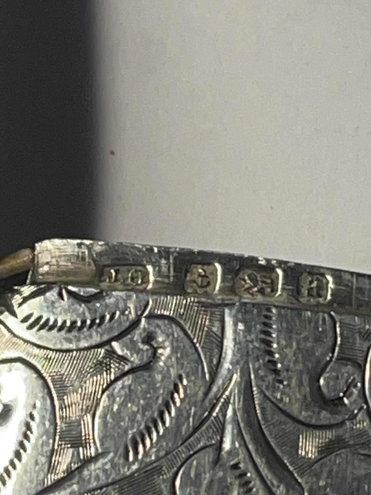 A HALLMARKED BIRMINGHAM SILVER VESTA CASE - Image 3 of 3