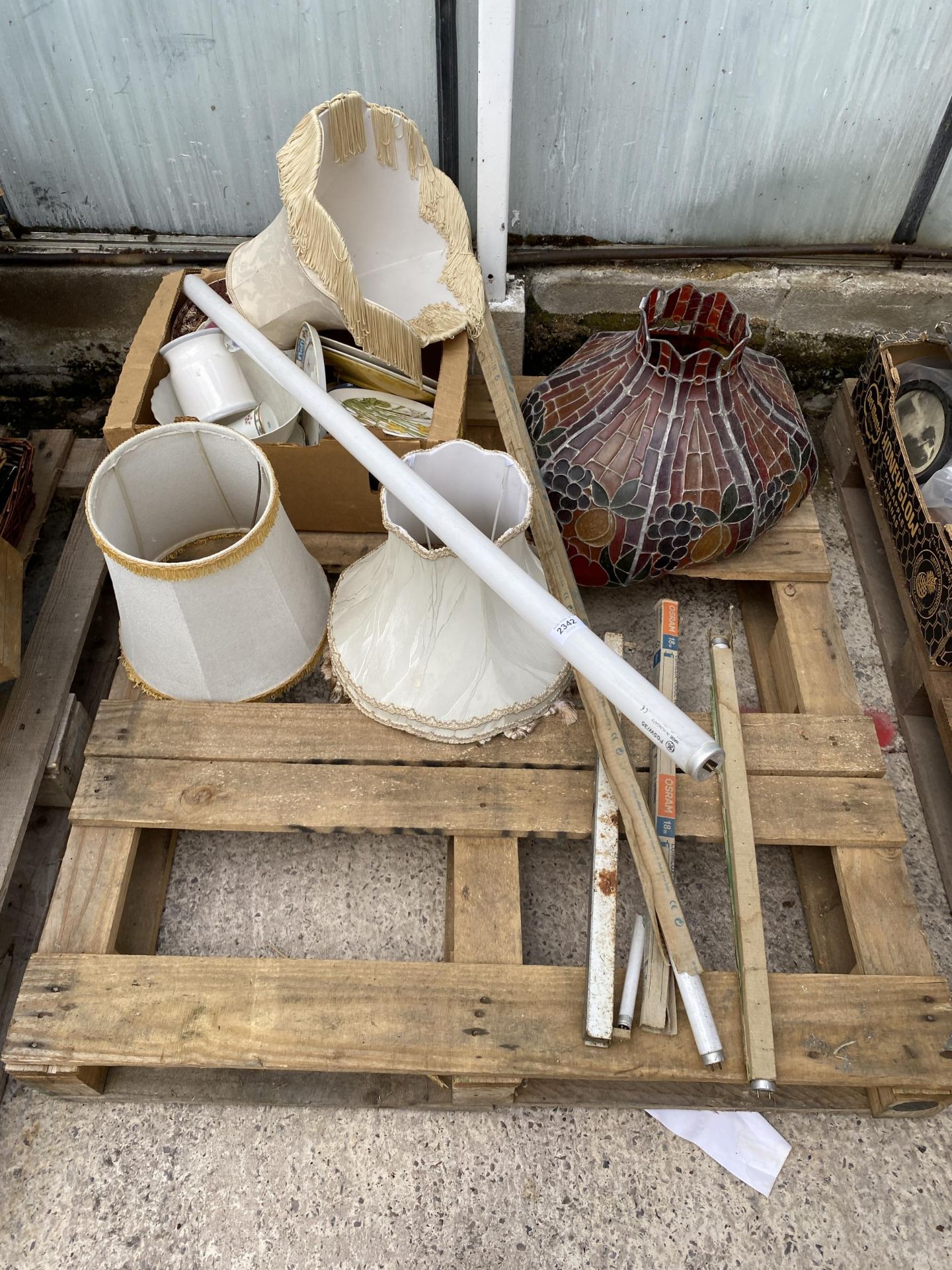 AN ASSORTMENT OF HOUSEHOLD CLEARANCE ITEMS TO INCLUDE LIGHT FITTINGS ETC