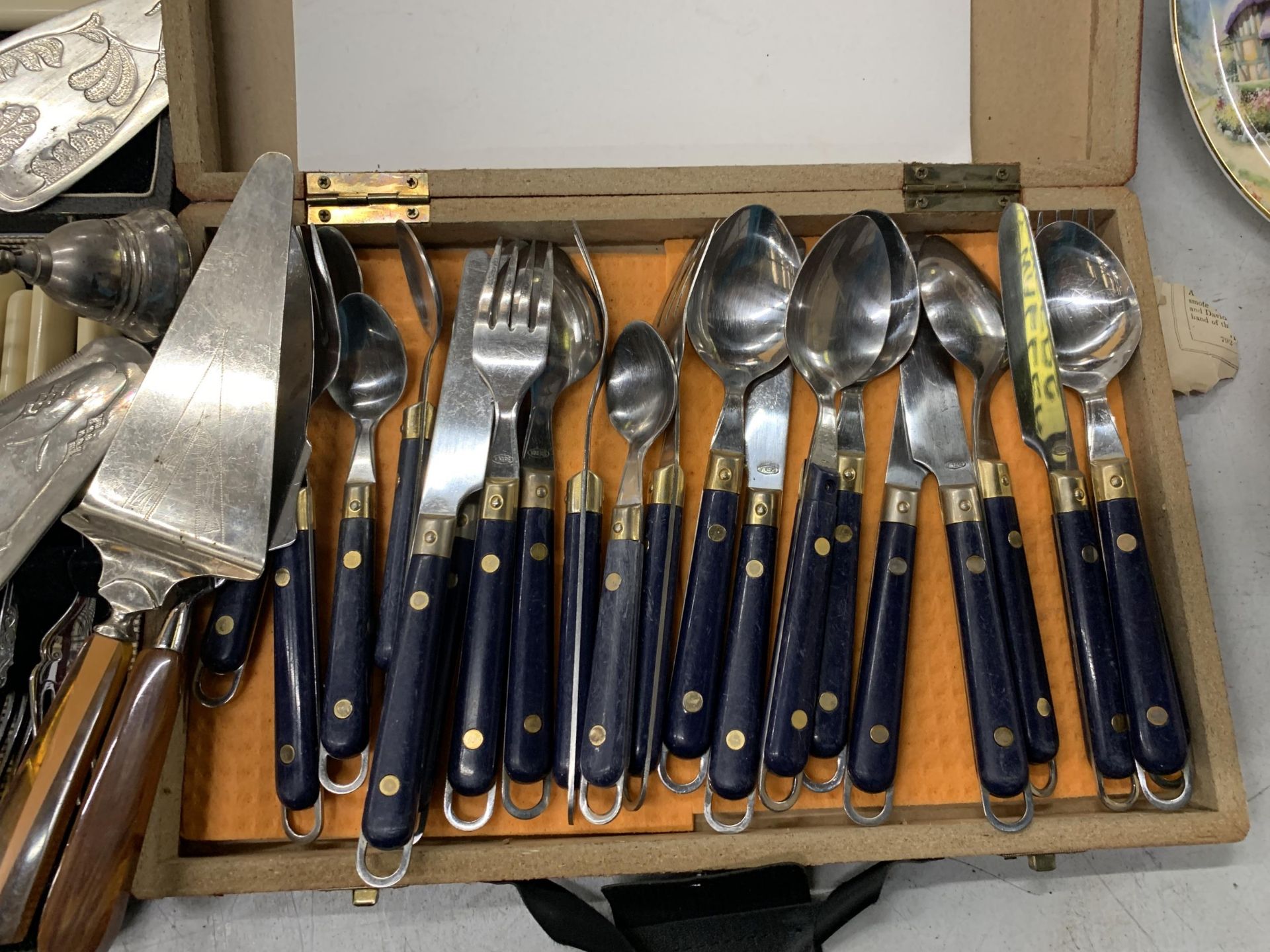 A QUANTITY OF VINTAGE FLATWARE, SOME BOXED, TO INCLUDE SERVING SETS PLUS A TABLE LIGHTER, ETC - Image 2 of 5