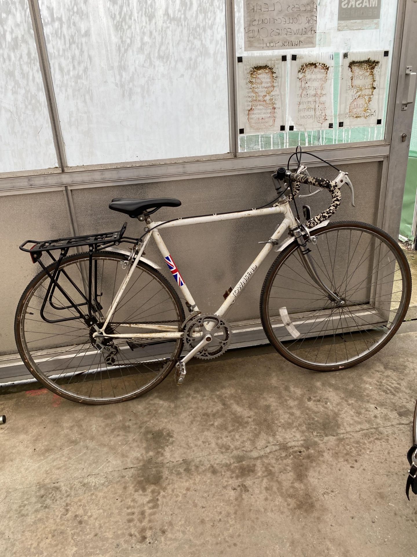 A TOWNSEND GENTS BIKE WITH 10 SPEED GEAR SYSTEM