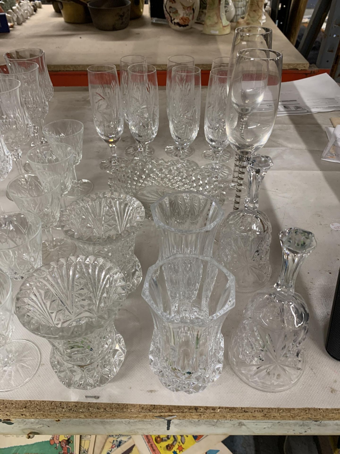 A LARGE COLLECTION OF CUT AND FURTHER GLASSWARE TO INCLUDE CHAMPAGNE FLUTES, WINE GLASSES, VASES, - Image 2 of 6