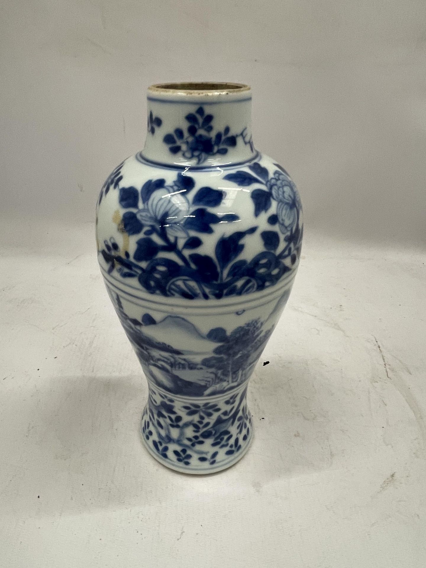 A 19TH CENTURY CHINESE BLUE AND WHITE KANGXI STYLE FLORAL VASE, UNMARKED TO BASE, HEIGHT 23CM - Image 3 of 6