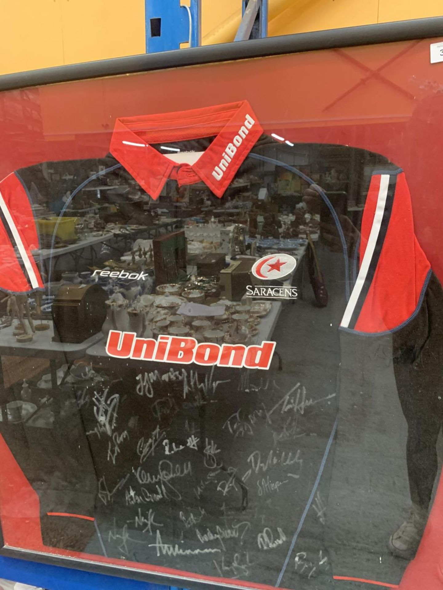 A LARGE FRAMED AND GLAZED SARACENS RUGBY UNION SHIRT, SIGNED BY THE WHOLE TEAM - NO AUTHENTITY - Bild 2 aus 3