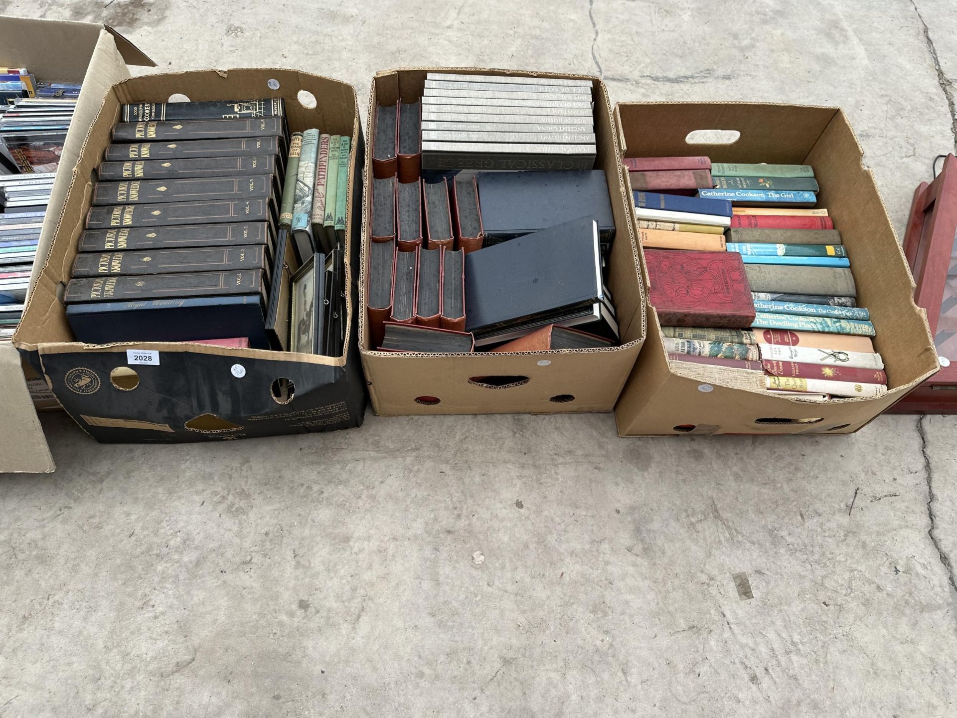 A LARGE ASSORTMENT OF VINTAGE HARDBACK BOOKS