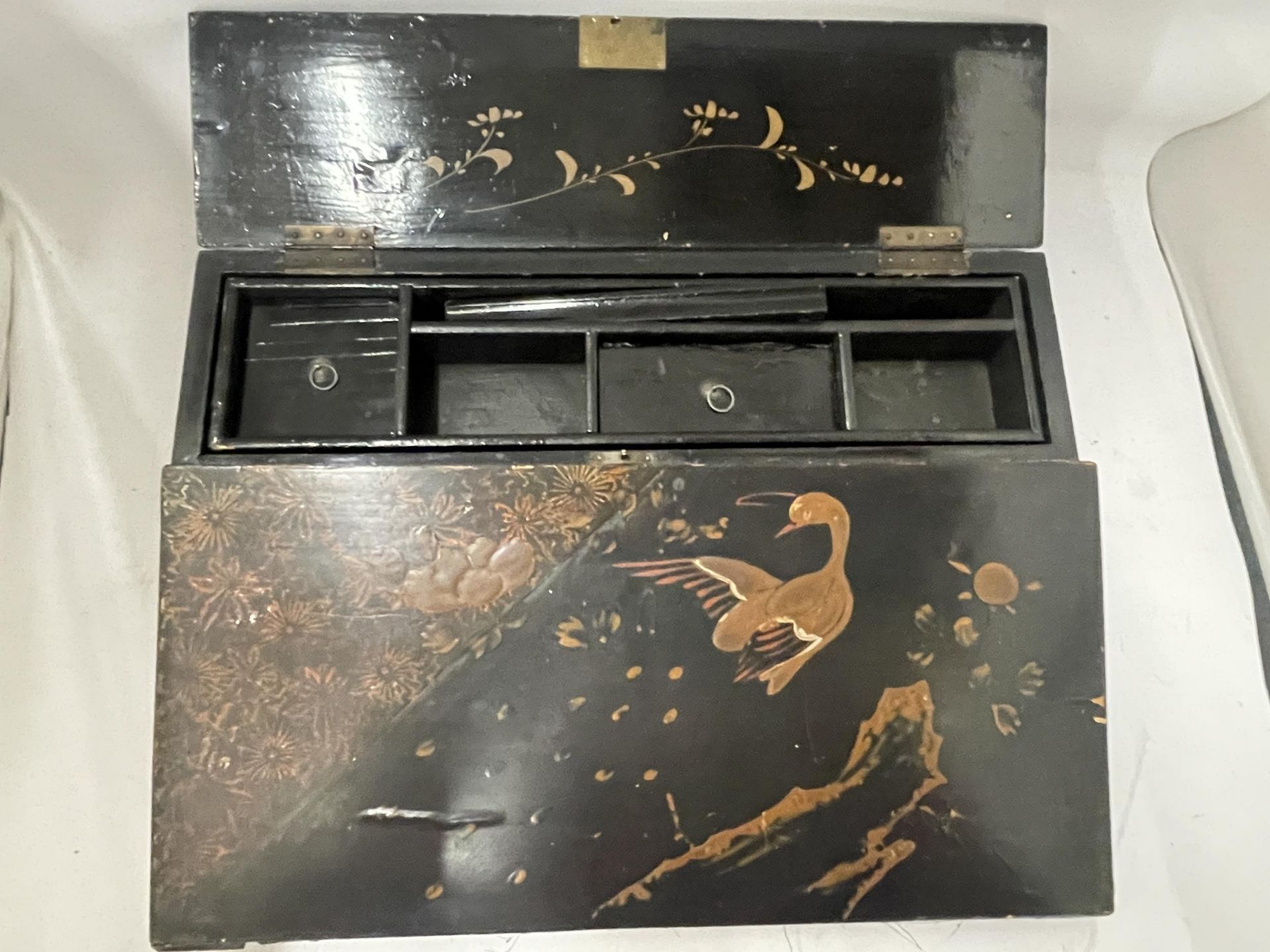 A VINTAGE JAPANESE LACQUERED WRITING SLOPE - Image 4 of 5