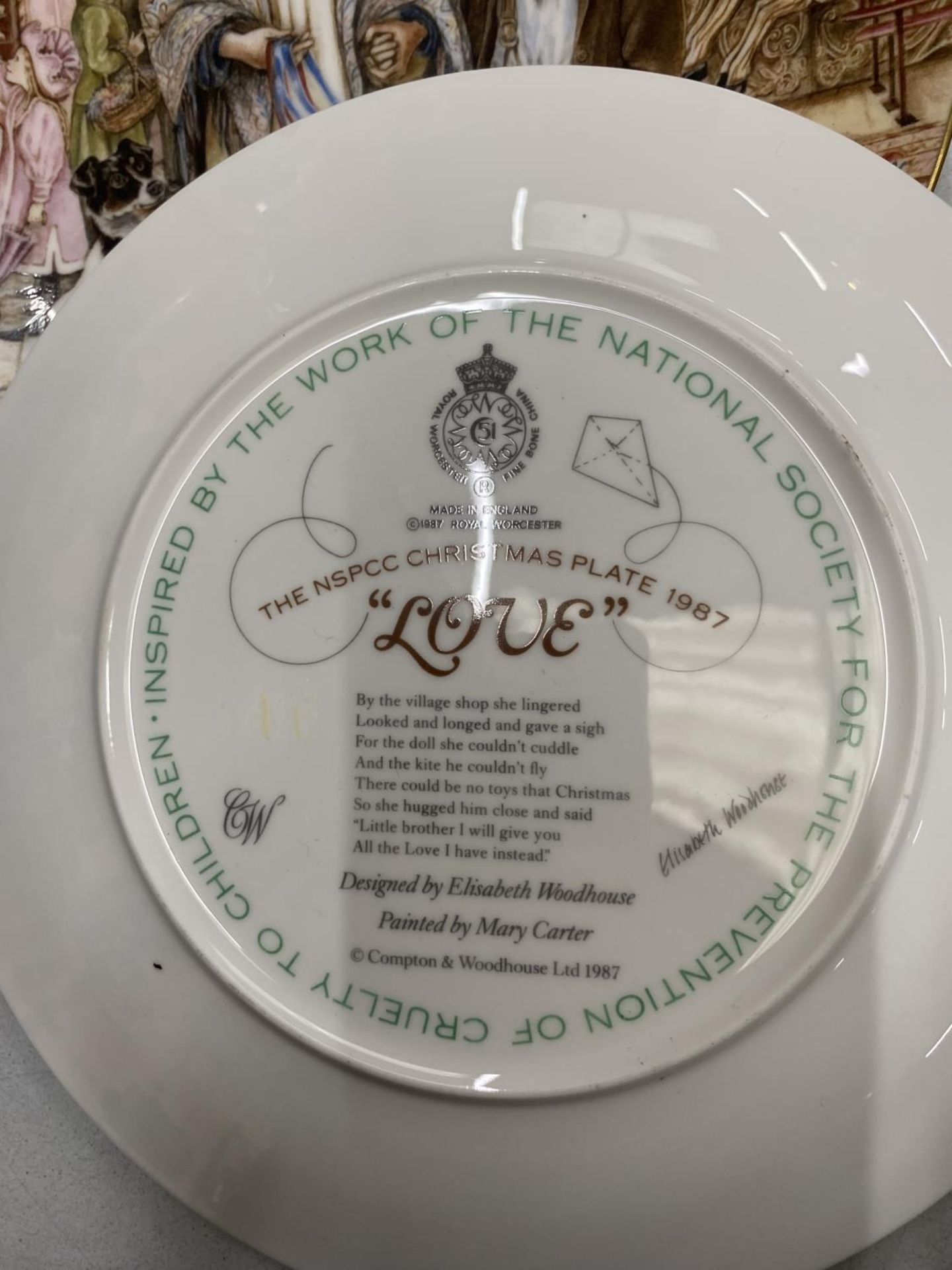 FIVE ROYAL DOULTON NSPCC CHRISTMAS PLATES WITH WOODEN PLATE STANDS - Bild 4 aus 4