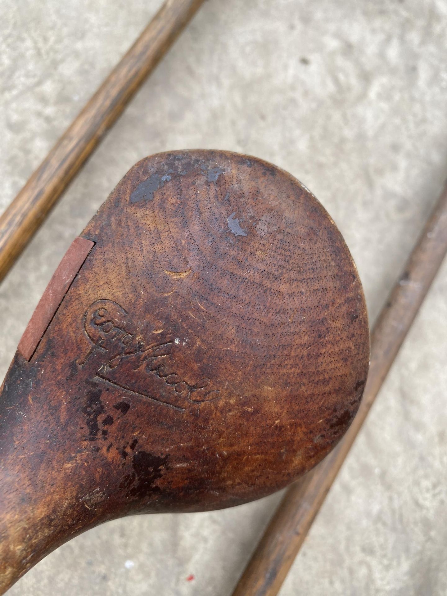 AN ASSORTMENT OF VINTAGE CANE AND METAL GOLF CLUBS TO INCLUDE GEORGE NICOLL, CANN AND TAYLOR AND C. - Bild 4 aus 15