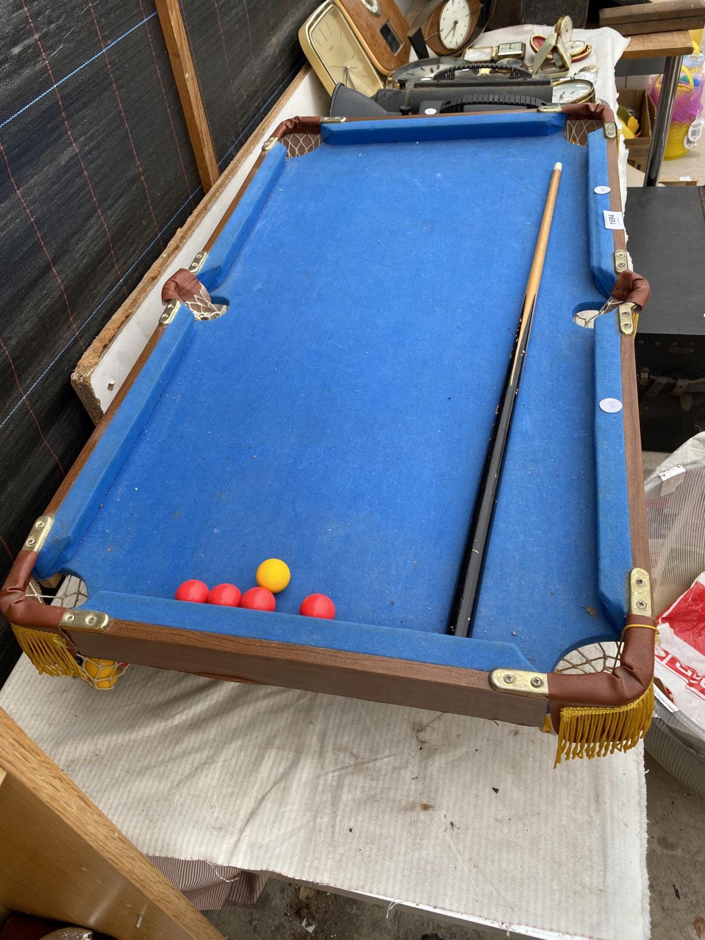 A TABLE TOP POOL TABLE WITH CUE AND BALLS - Bild 2 aus 4