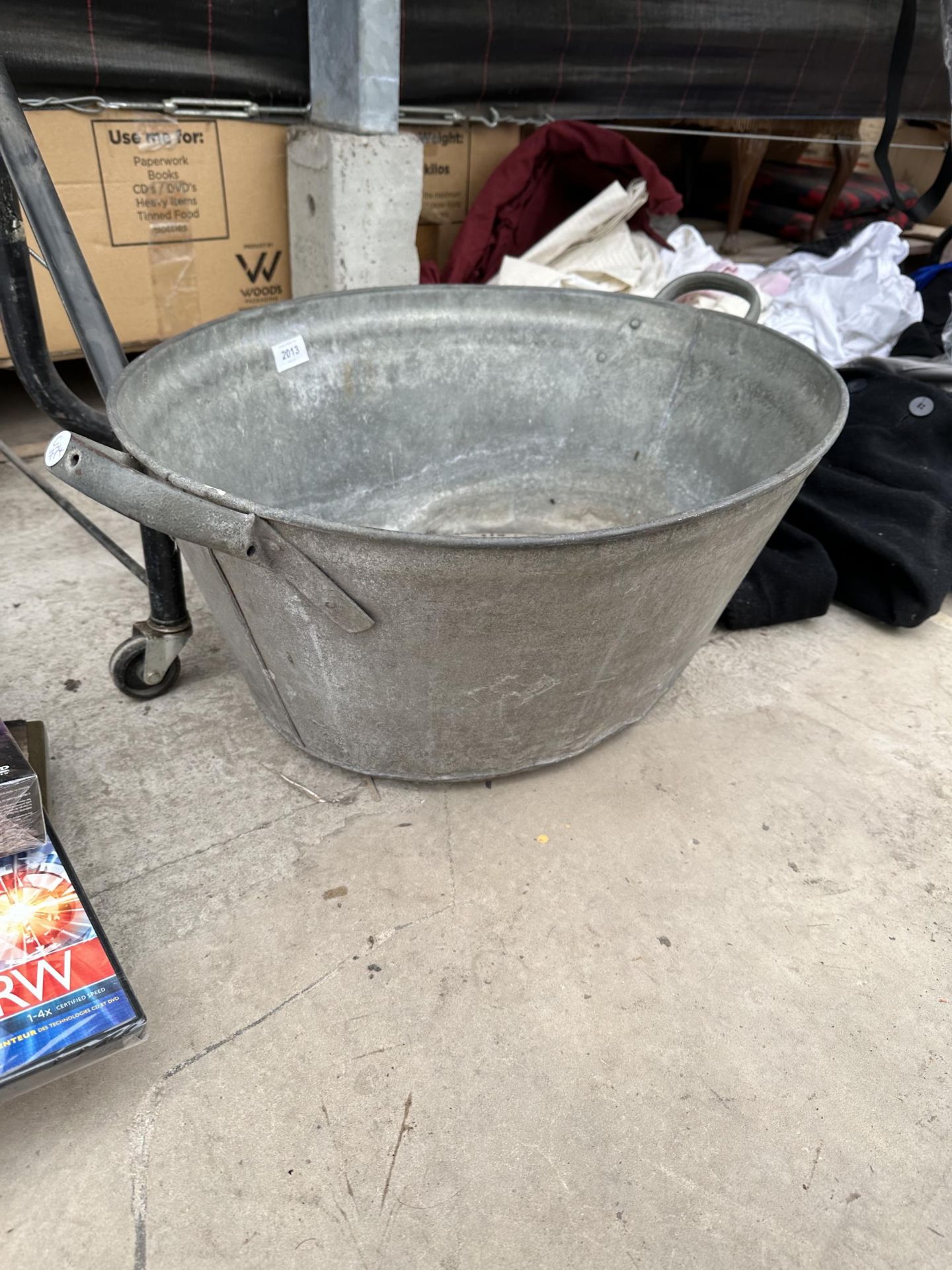 A VINTAGE GALVANISED TIN BATH - Image 2 of 2