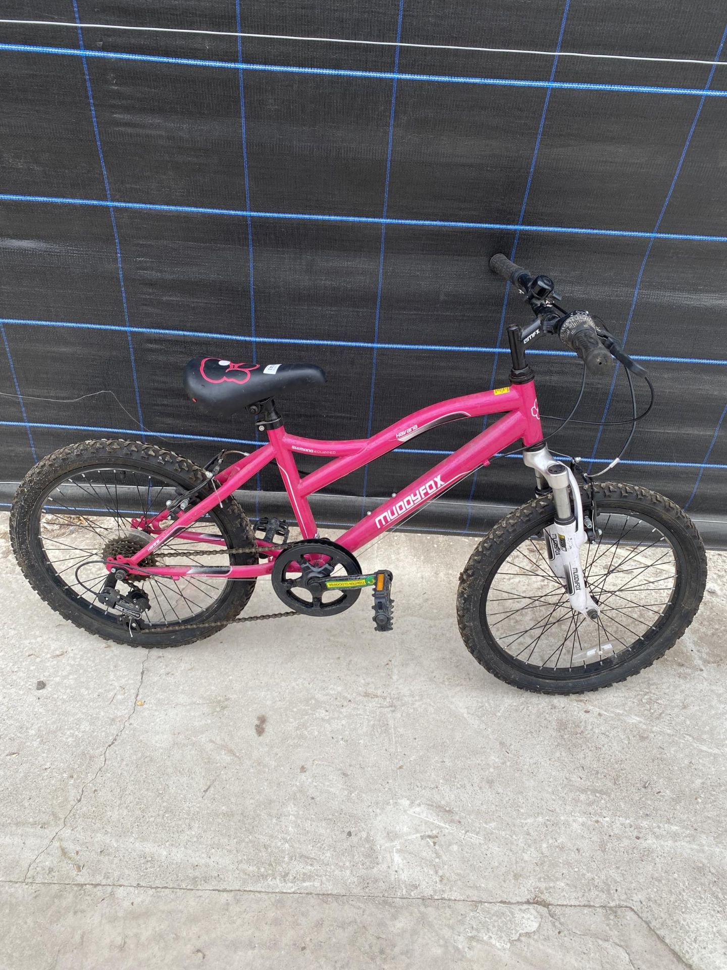 A GIRLS MUDDYFOX HAVANA BIKE WITH FRONT SUSPENSION AND 6 SPEED GEAR SYSTEM