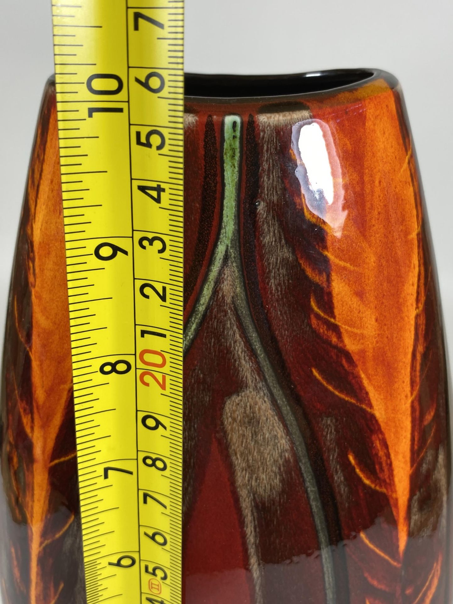 A POOLE POTTERY ORANGE DELPHIS STYLE VASE, HEIGHT 25.5CM - Image 5 of 5