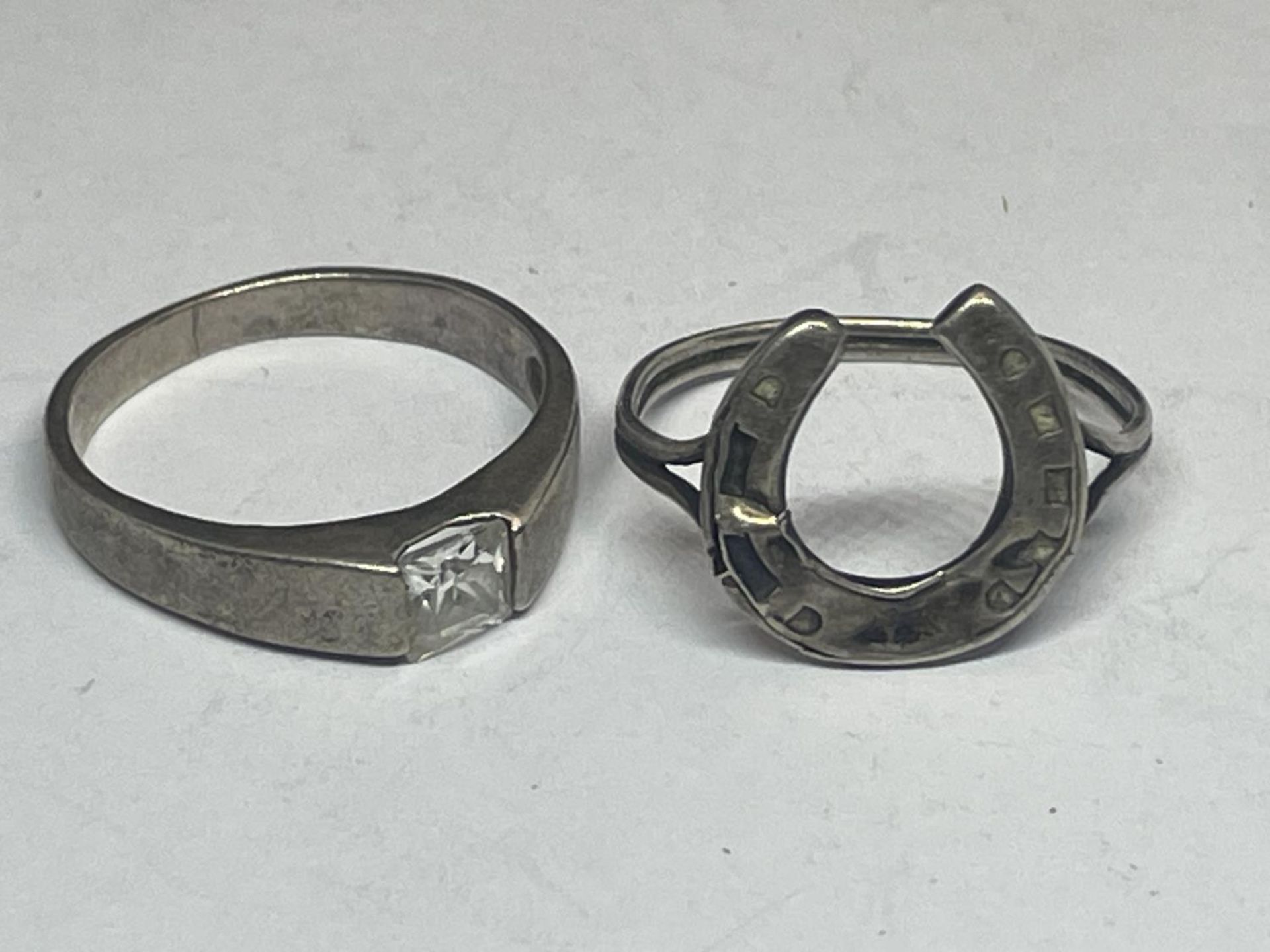 FIVE VARIOUS SILVER RINGS - Image 3 of 3