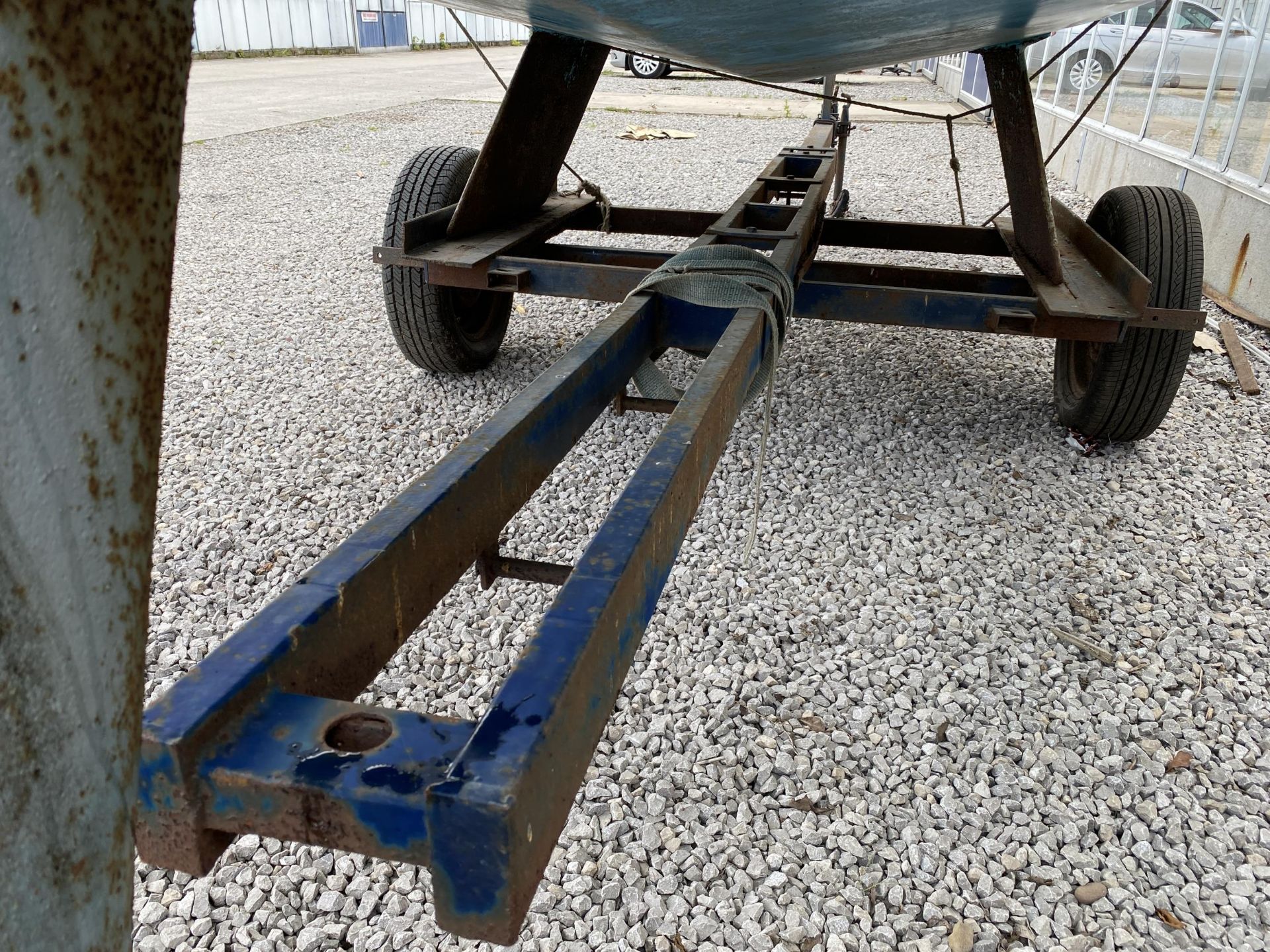 A FOXCUB 18 TWIN KEEL SAILBOAT WITH LAUNCHING TRAILER (NOT ROAD WORTHY) DRY STORED FOR THE LAST 8 - Image 9 of 13