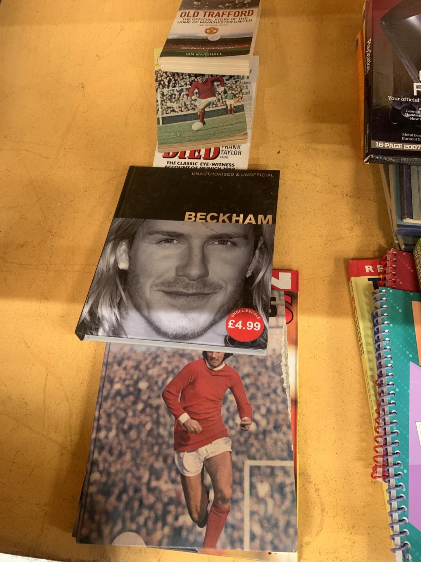 A QUANTITY OF MANCHESTER UNITED BOOKS TO INCLUDE 'THE DAY A TEAM DIED', 'BECKHAM', ETC