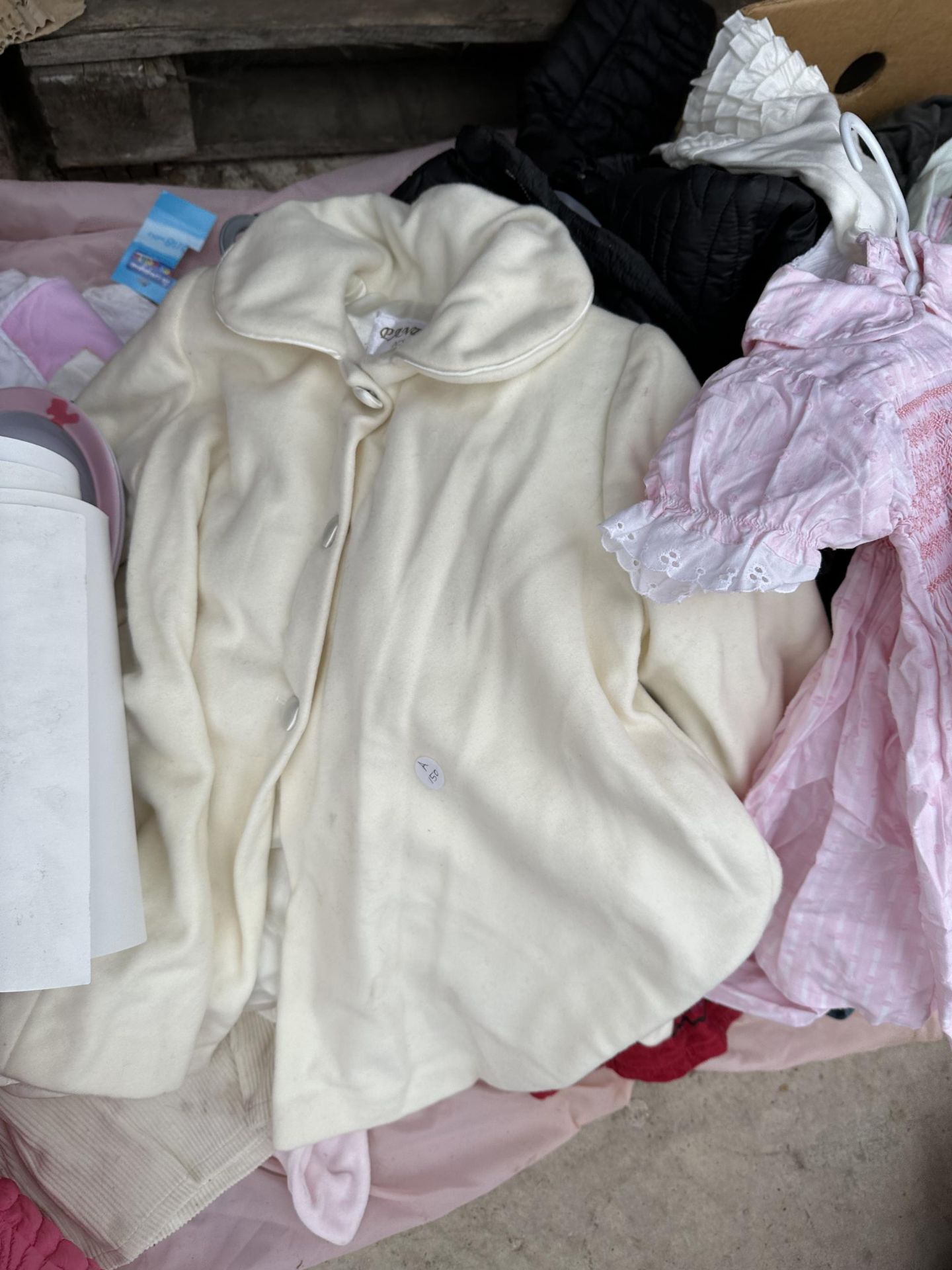 A LARGE ASSORTMENT OF CHILDRENS CLOTHING - Image 5 of 5