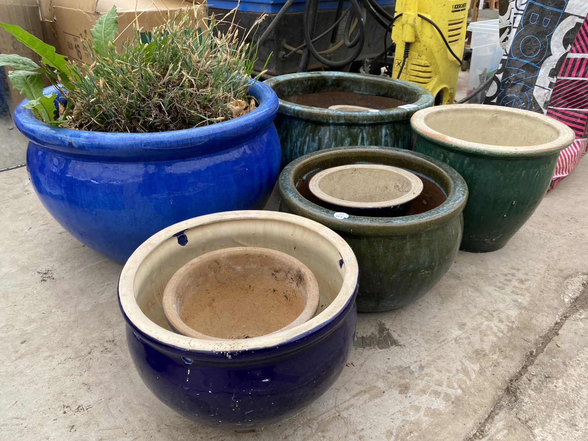 AN ASSORTMENT OF GLAZED PLANTERS TO INCLUDE BLUE AND GREEN EXAMPLES - Image 2 of 3