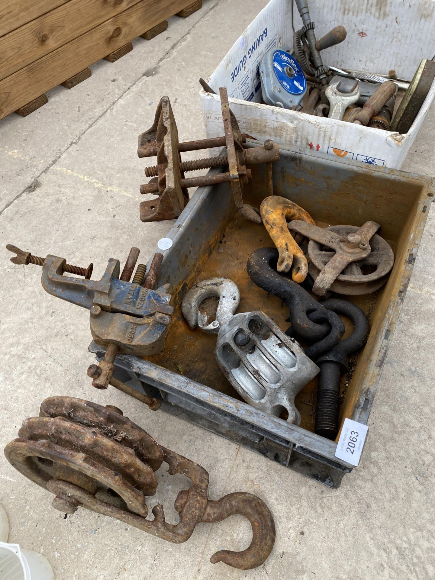 AN ASSORTMENT OF VINTAGE TOOLS TO INCLUDE PULLEYS, ETC - Image 2 of 3