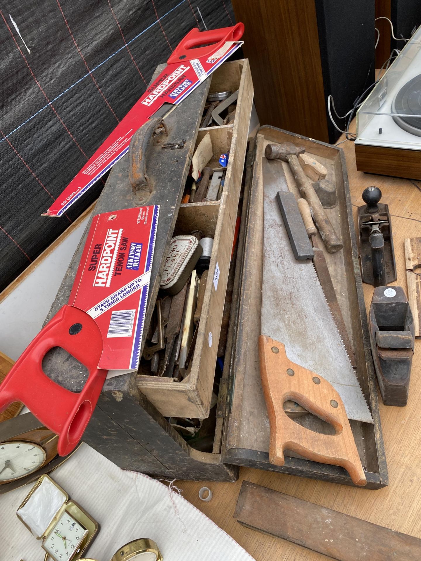 AN ASSORTMENT OF VINTAGE TOOLS TO INCLUDE WOOD PLANES AND HAMMERS ETC - Image 2 of 5