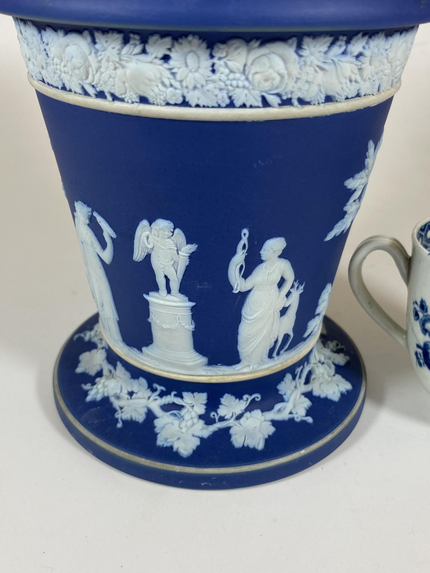 TWO ITEMS - A 19TH CENTURY WEDGWOOD JASPERWARE DIP VASE AND 18TH CENTURY WORCESTER BLUE AND WHITE - Image 2 of 5