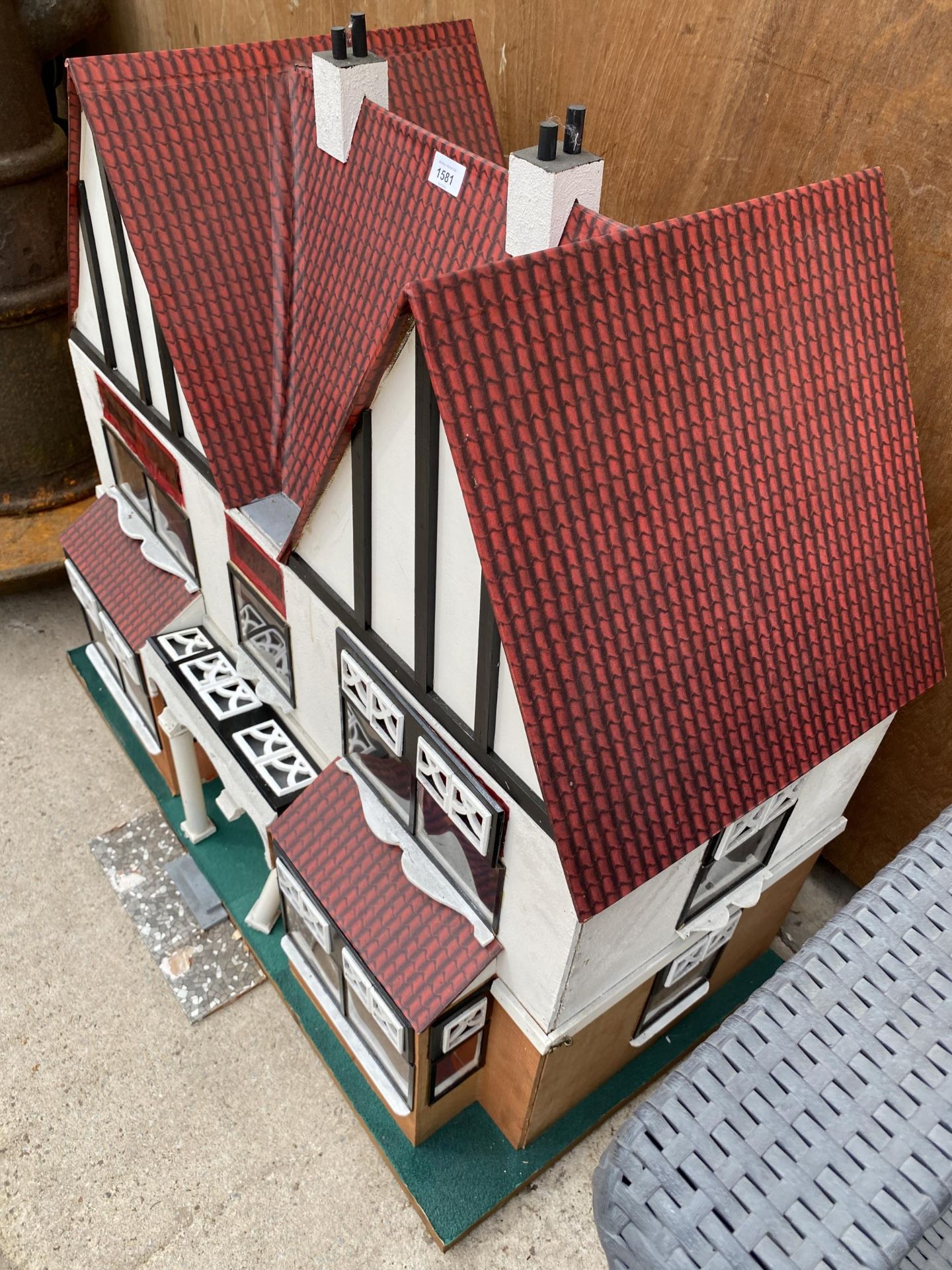 A LARGE VINTAGE WOODEN DOLLS HOUSE - Image 3 of 16