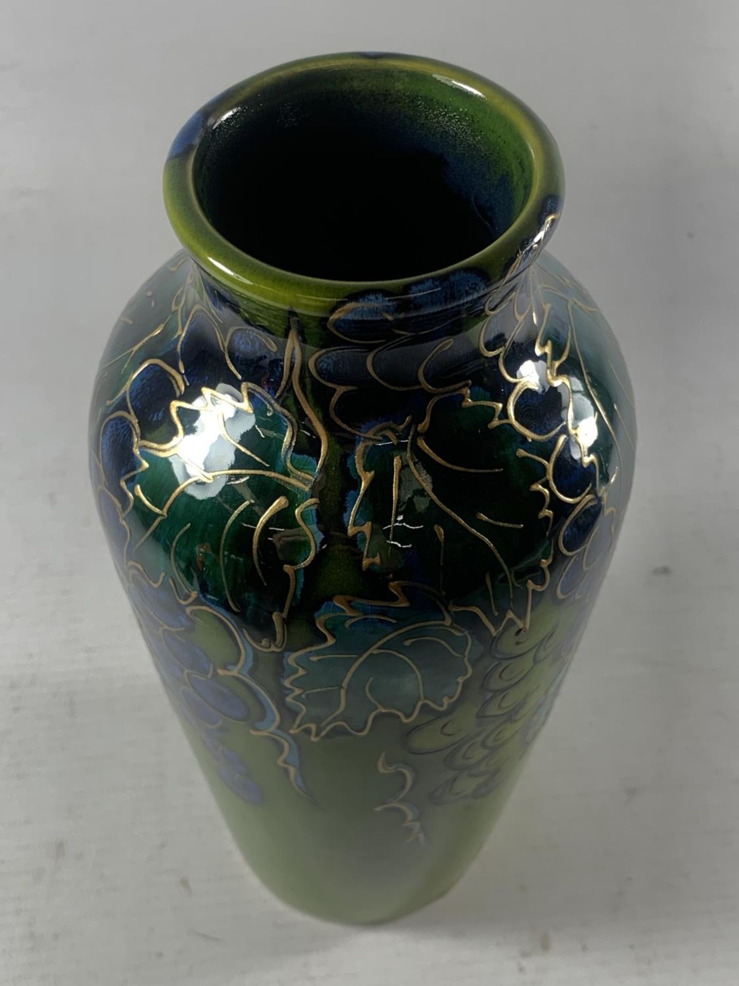 AN ANITA HARRIS HAND PAINTED AND SIGNED IN GOLD VINEYARD VASE - Image 3 of 4