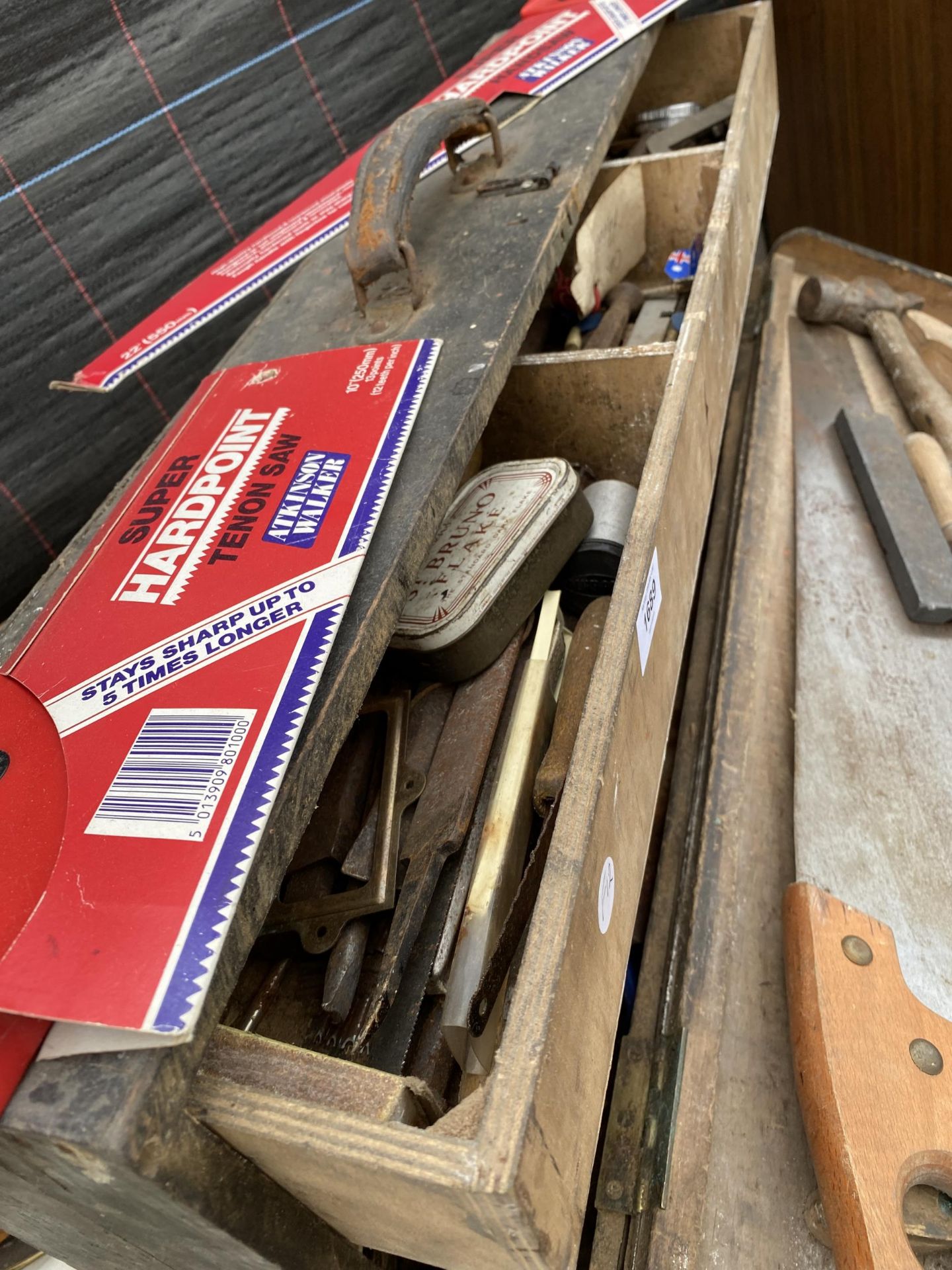 AN ASSORTMENT OF VINTAGE TOOLS TO INCLUDE WOOD PLANES AND HAMMERS ETC - Image 3 of 5