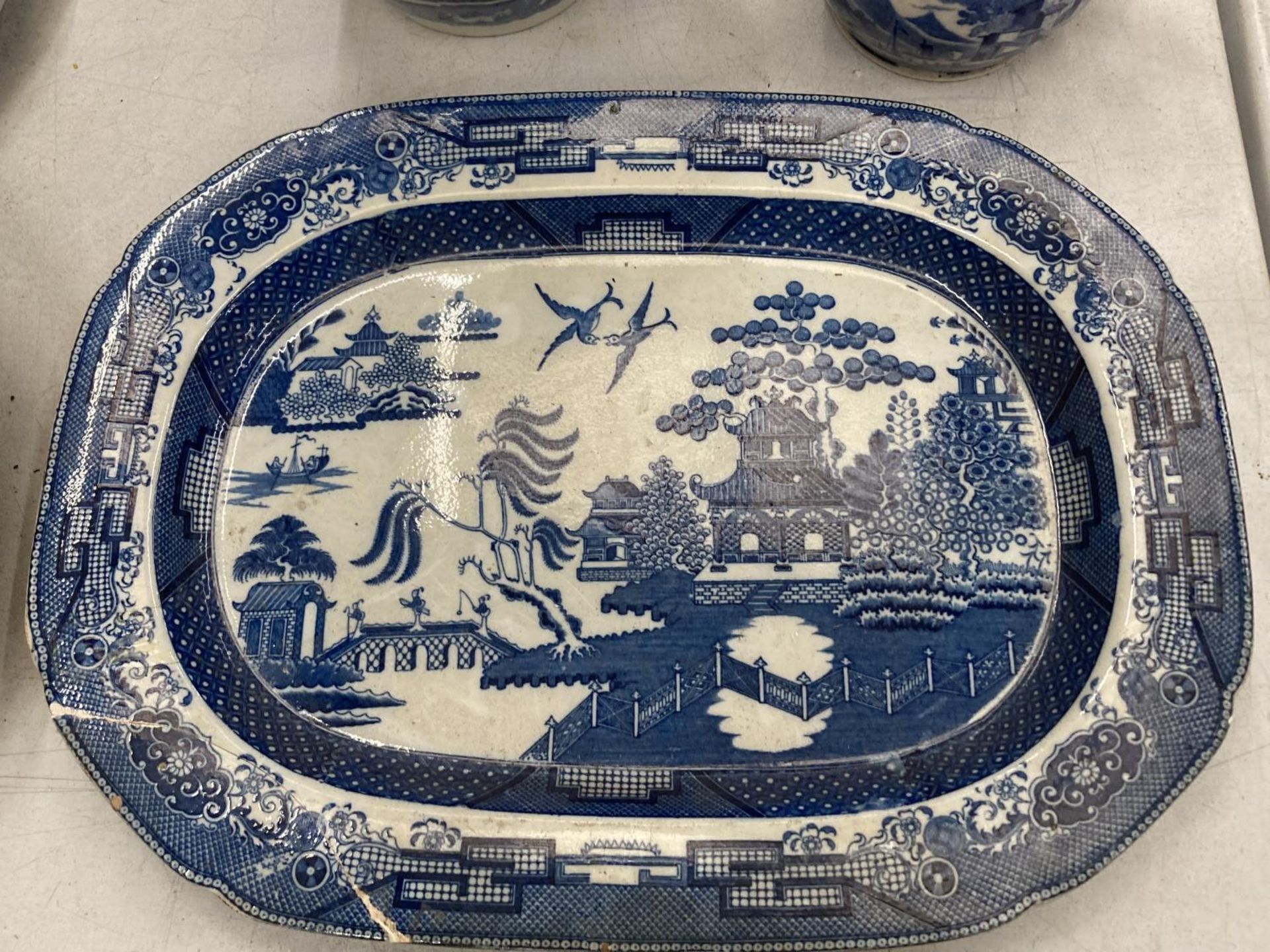 A COLLECTION OF VINTAGE BLUE AND WHITE CERAMICS TO INCLUDE A PUZZLE JUG, WILLOW PATTERN MEAT PLATE - - Image 5 of 5