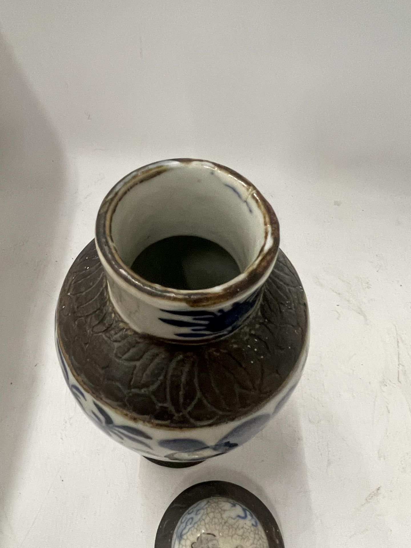 A LATE 19TH CENTURY CHINESE BLUE AND WHITE CRACKLE GLAZE TEMPLE JAR, LID A/F, HEIGHT 28CM - Image 4 of 6