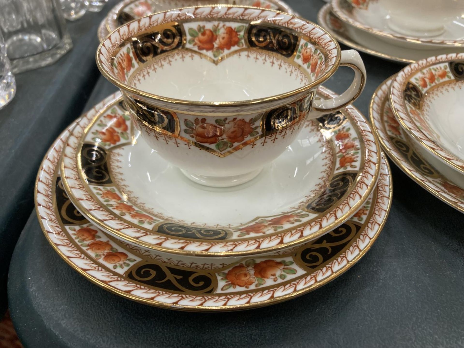 A LARGE QUANTITY OF TEAWARE ITEMS TO INCLUDE SUTHERLAND TO INCLUDE CUPS, SAUCERS, PLATES, CREAM - Image 2 of 5