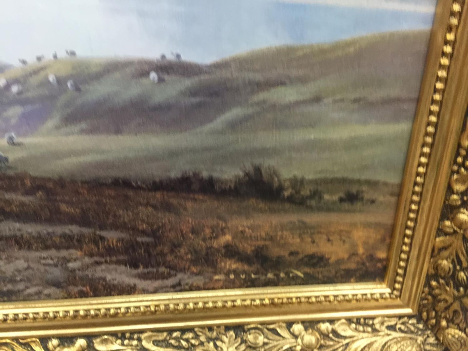 A LARGE GILT FRAMED PRINT OF A SHEEPDOG ROUNDING UP SHEEP IN A LAKELAND SETTING - Bild 2 aus 2