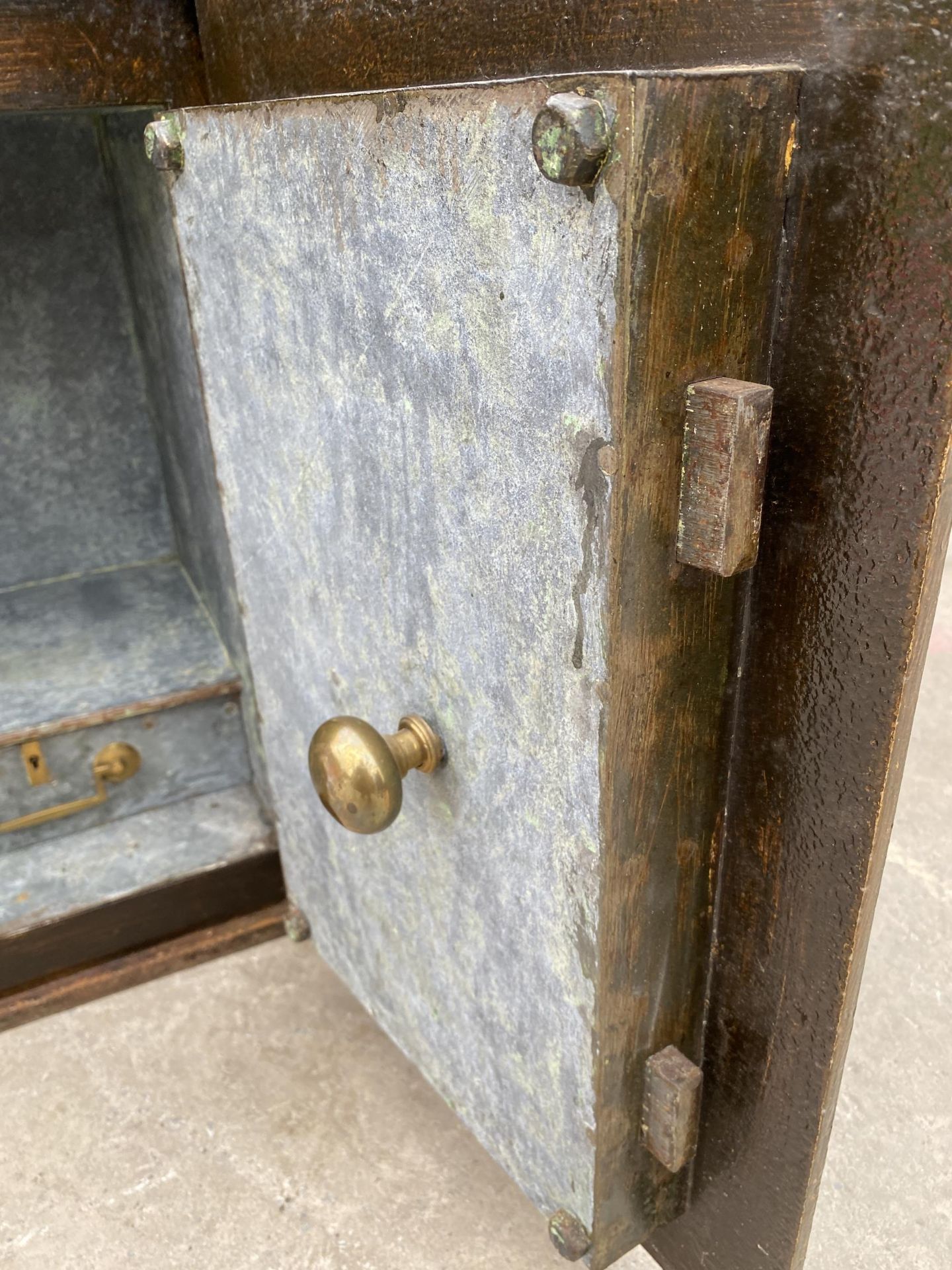 A VINTAGE HEAVY CAST IRON FIRE SAFE WITH BRASS FITTINGS (UNLOCKED BUT NO KEY PRESENT) - Image 6 of 10