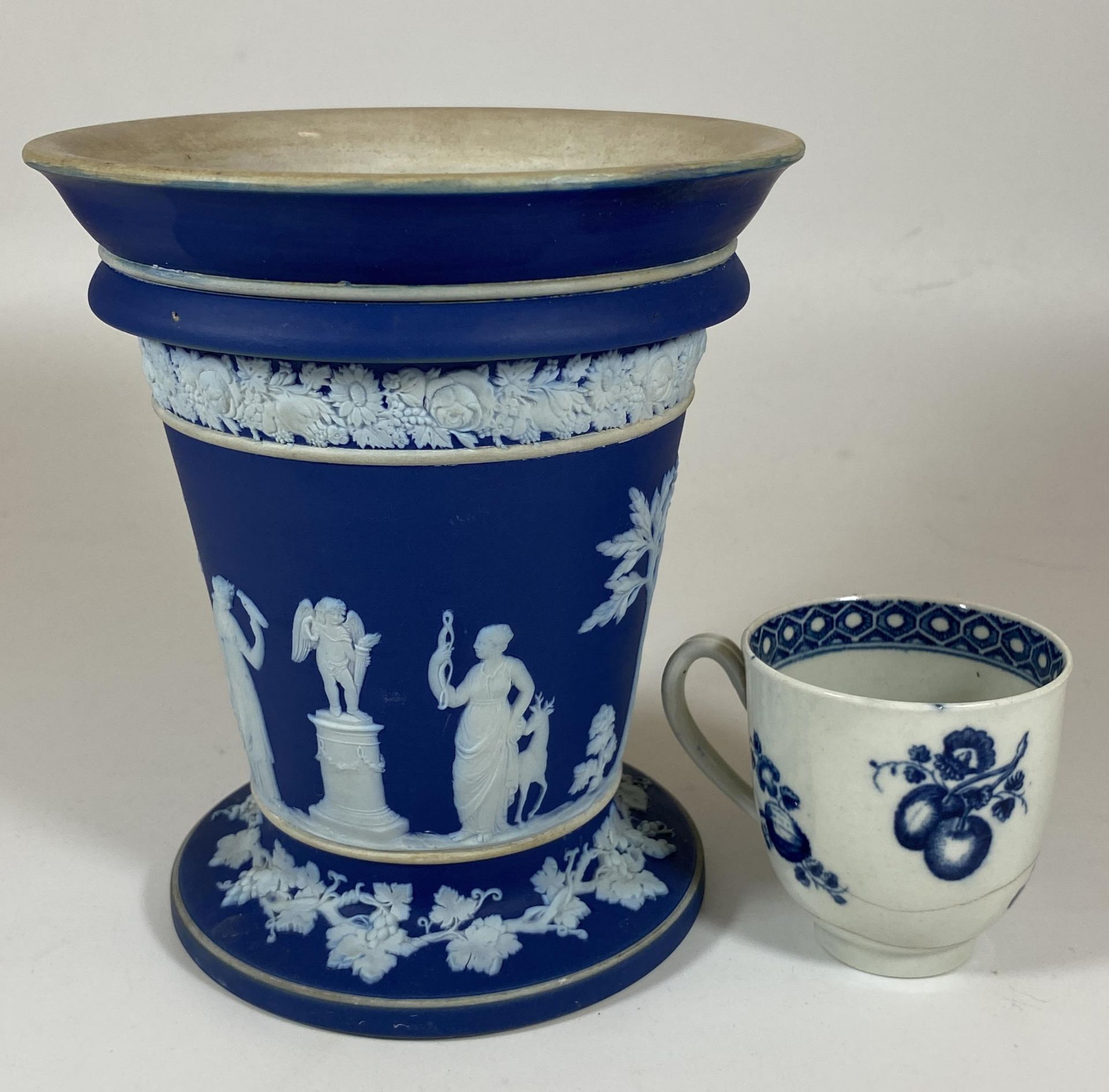 TWO ITEMS - A 19TH CENTURY WEDGWOOD JASPERWARE DIP VASE AND 18TH CENTURY WORCESTER BLUE AND WHITE