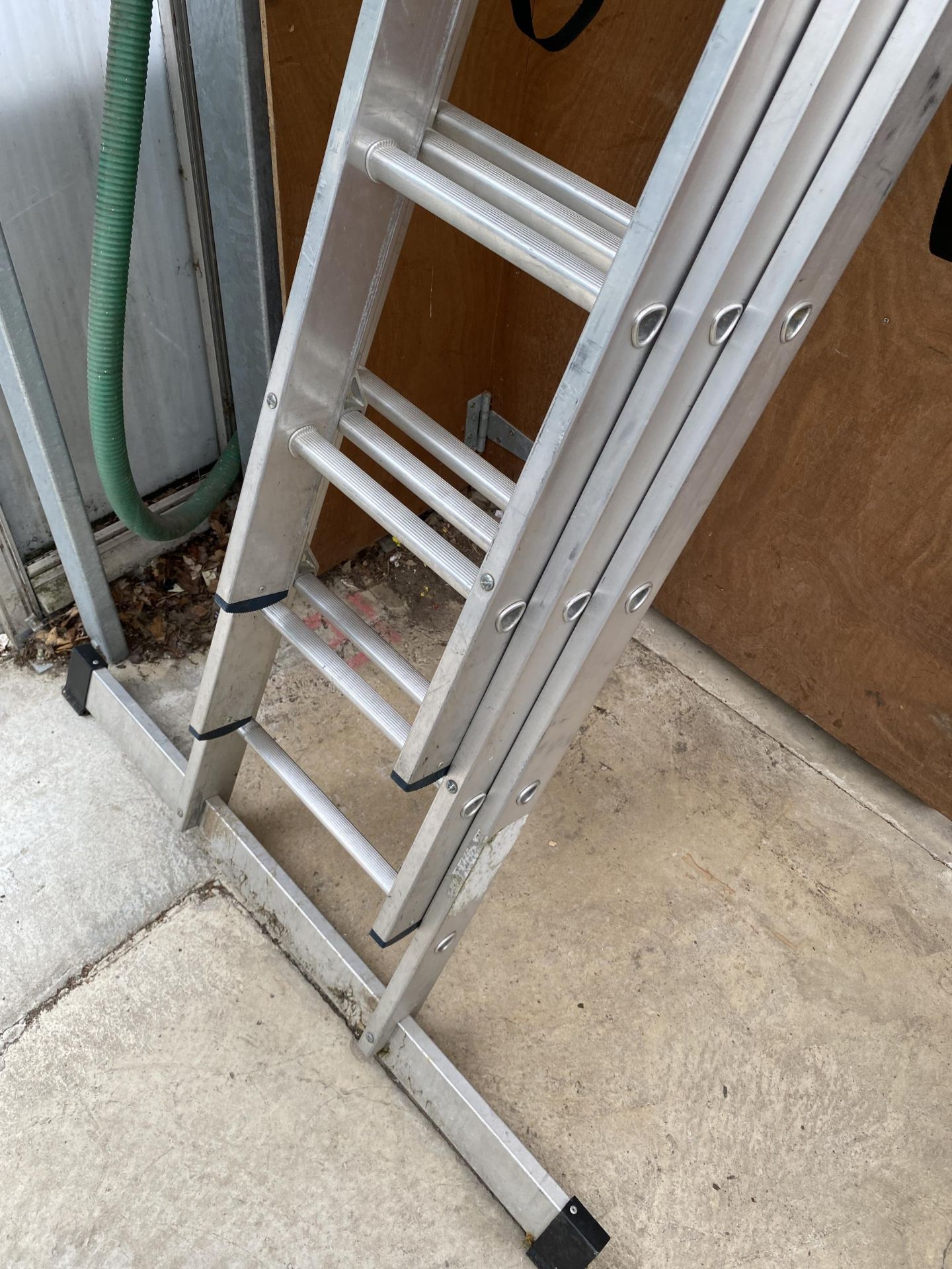 A LYTE 36 RUNG THREE SECTION ALUMINIUM EXTENDING LADDER WITH FOOT PLATE - Image 2 of 5