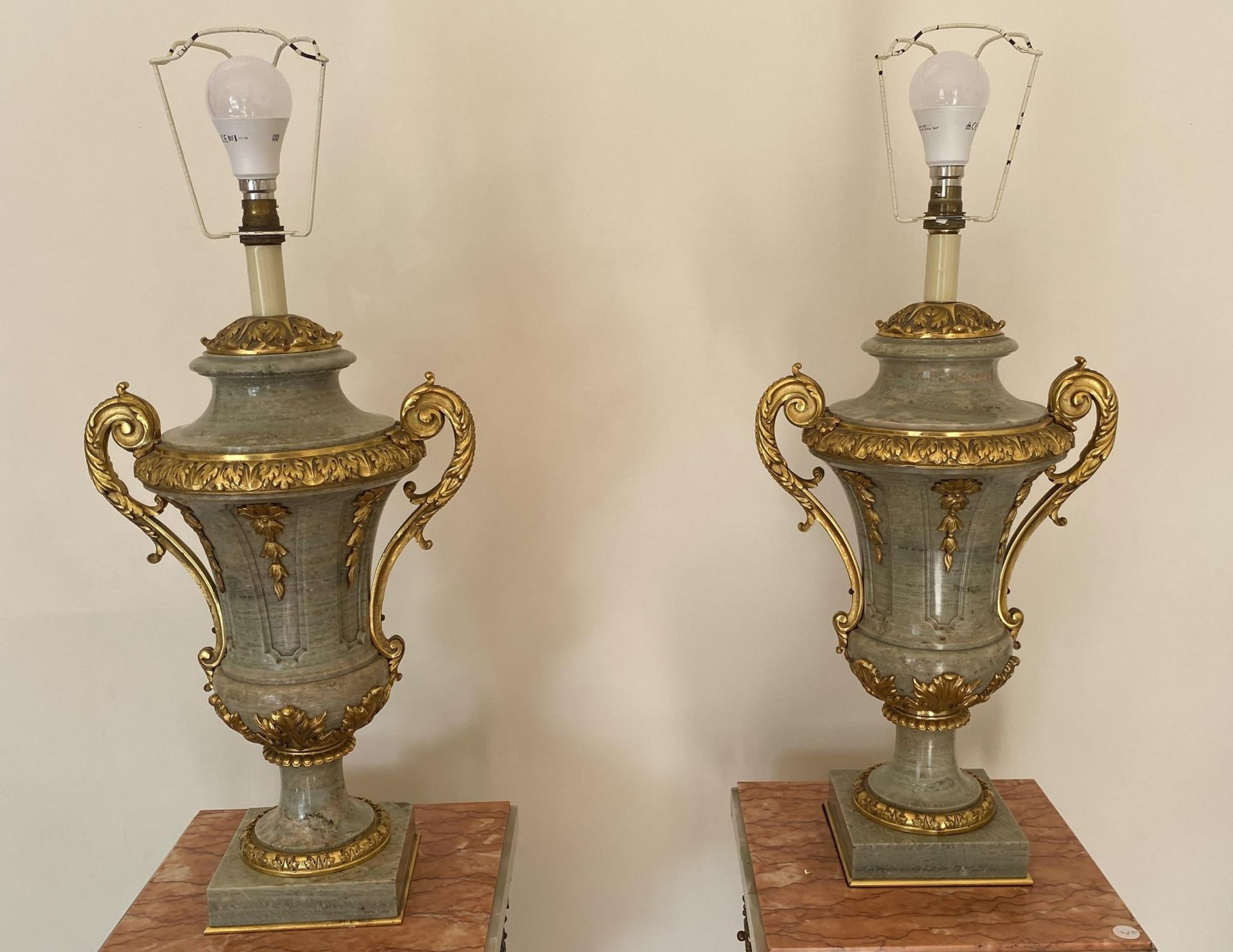 AN IMPRESSIVE PAIR OF ITALIAN MARBLE AND BRONZE ORMELU TWIN HANDLED TABLE LAMPS, HEIGHT 47CM - Image 10 of 12