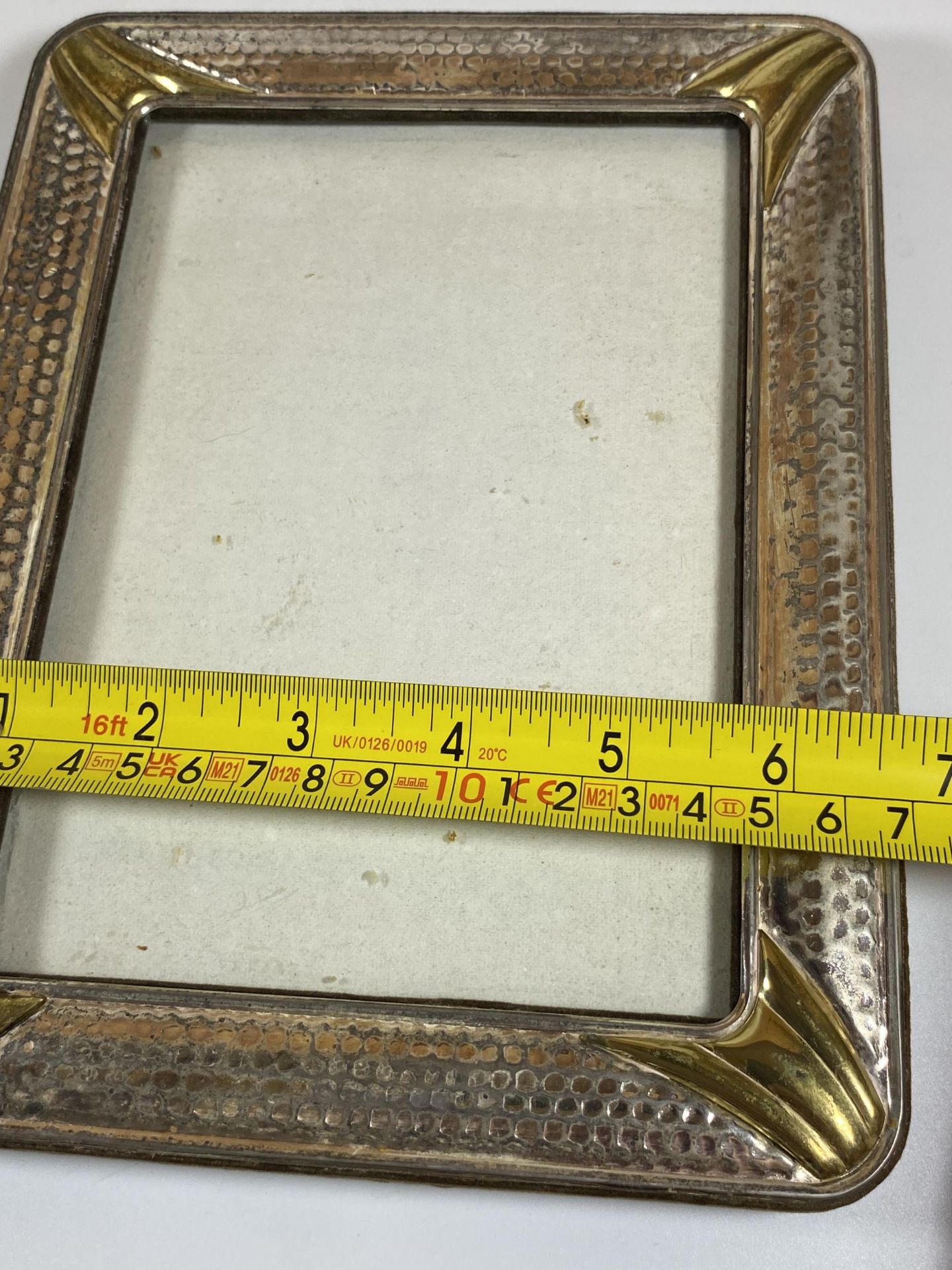 A VINTAGE HAMMERED WHITE METAL PHOTO FRAME, POSSIBLY SILVER BUT UNMARKED, 22 X 17CM - Image 6 of 6
